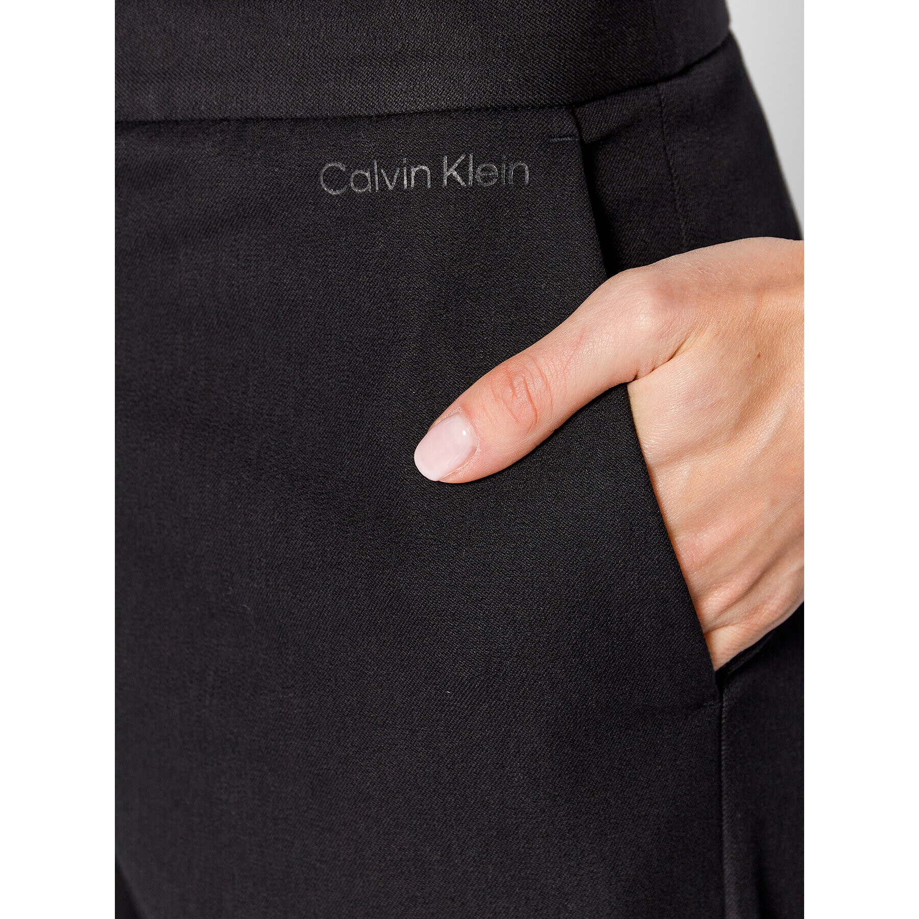 Calvin Klein Hlače iz tkanine Gabardine K20K203774 Črna Regular Fit - Pepit.si