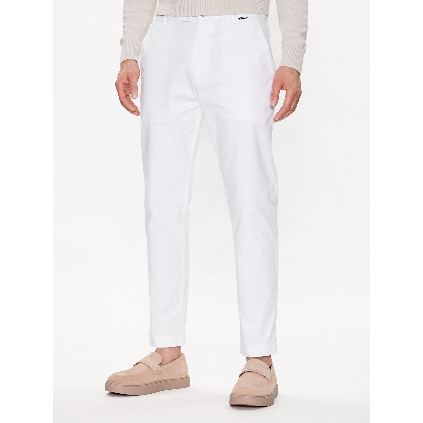 Calvin Klein Hlače iz tkanine Modern Twill Cropped Tapered K10K110969 Bela Tapered Fit - Pepit.si