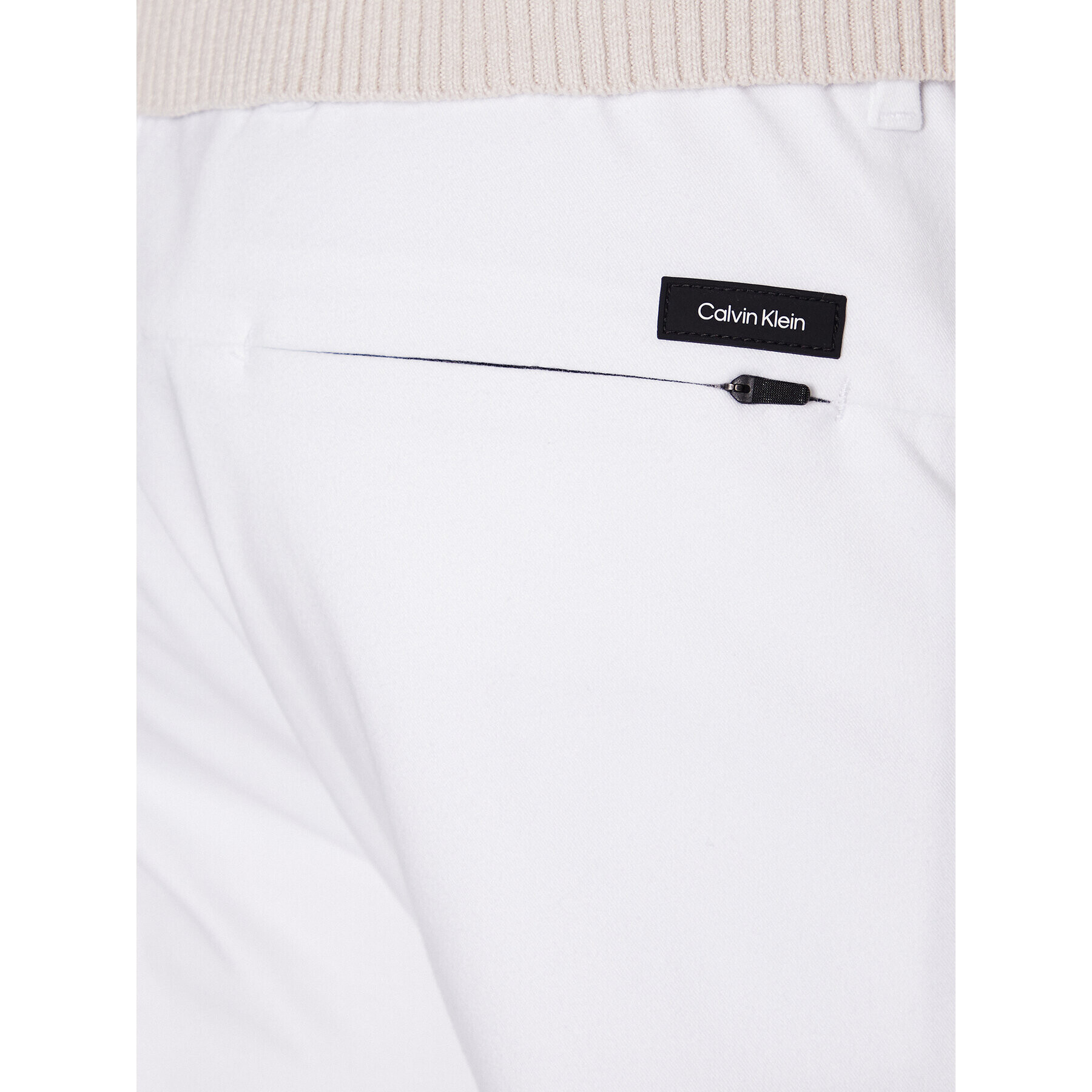 Calvin Klein Hlače iz tkanine Modern Twill Cropped Tapered K10K110969 Bela Tapered Fit - Pepit.si