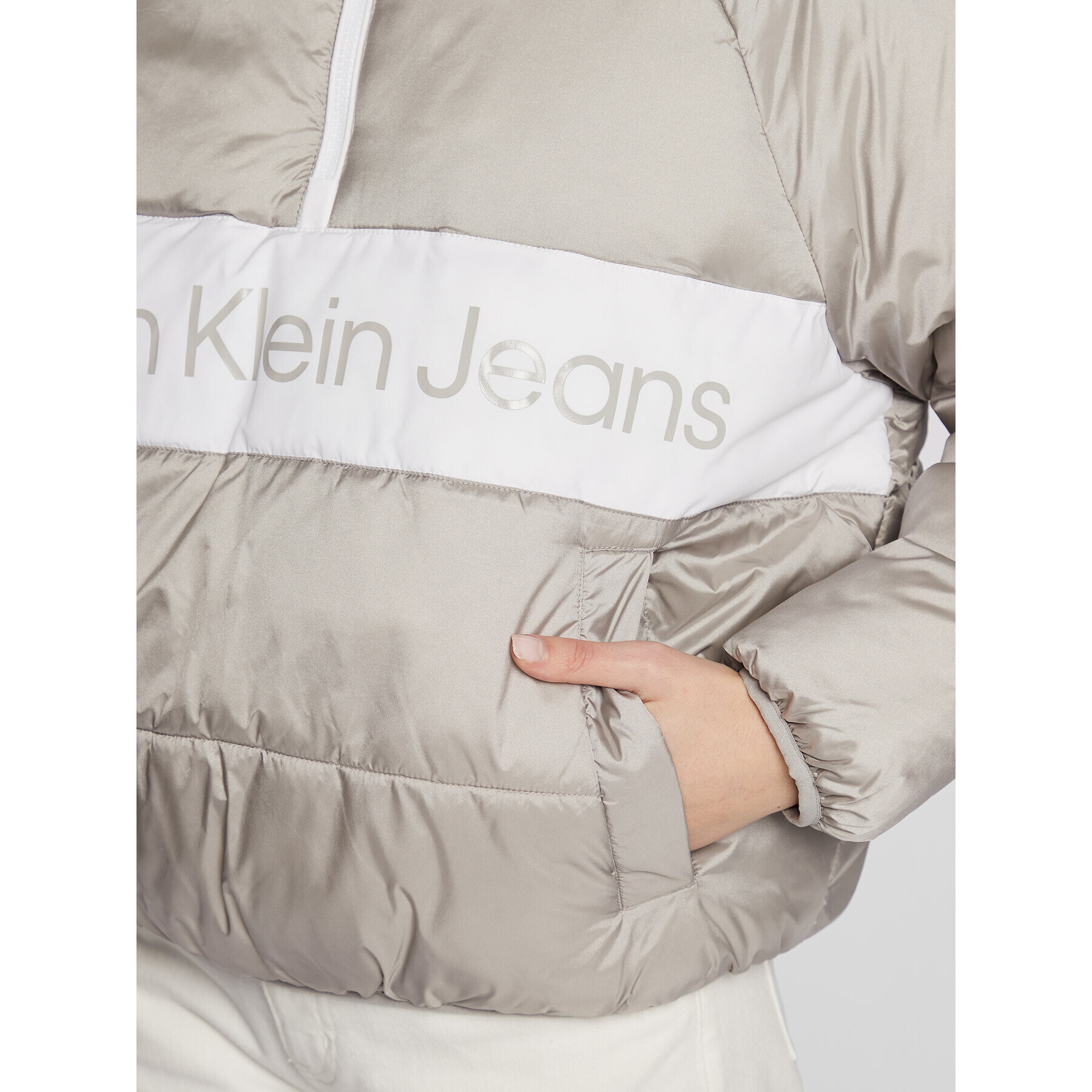 Calvin Klein Jeans Anorak J20J220470 Siva Regular Fit - Pepit.si