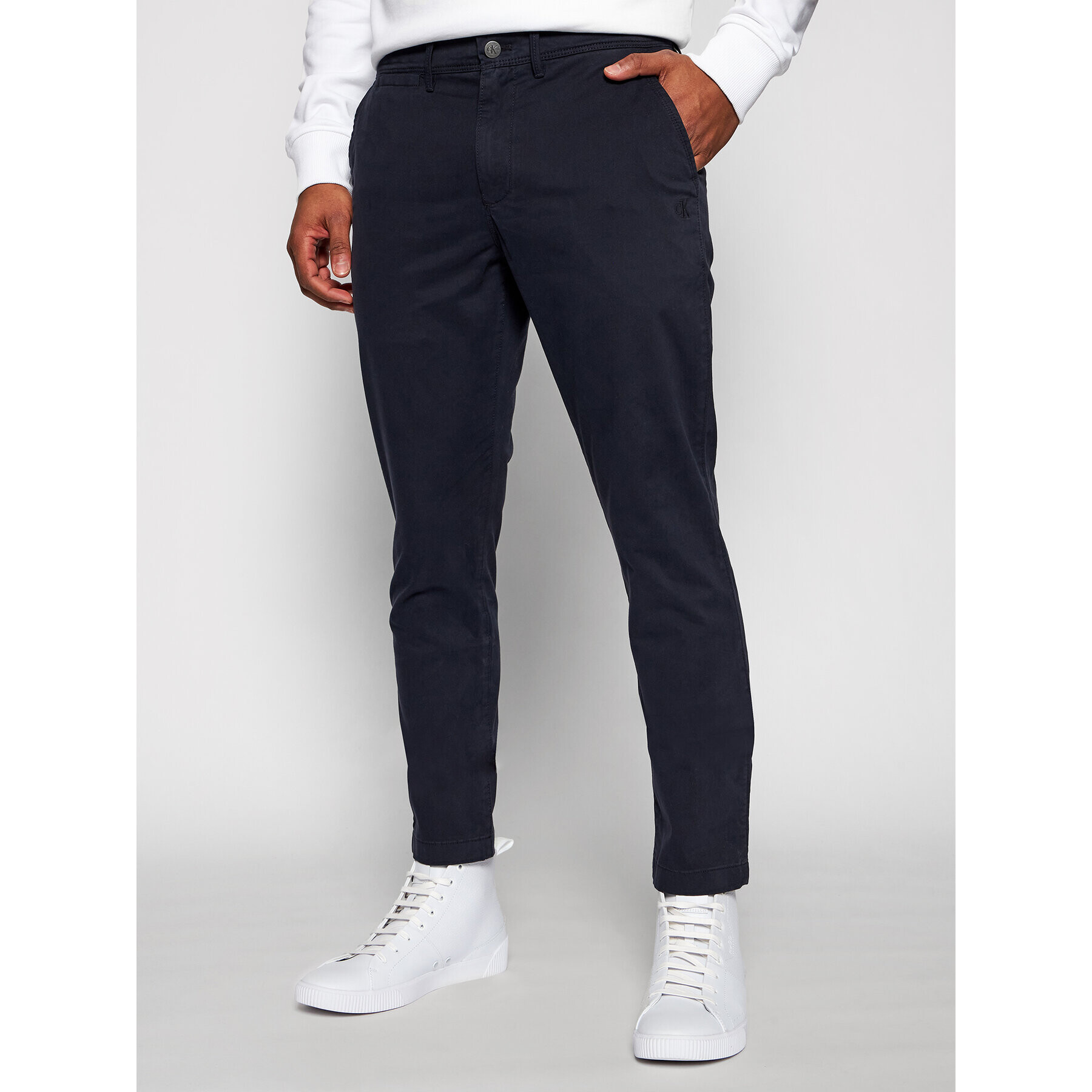 Calvin Klein Jeans Chino hlače J30J318323 Mornarsko modra Slim Fit - Pepit.si