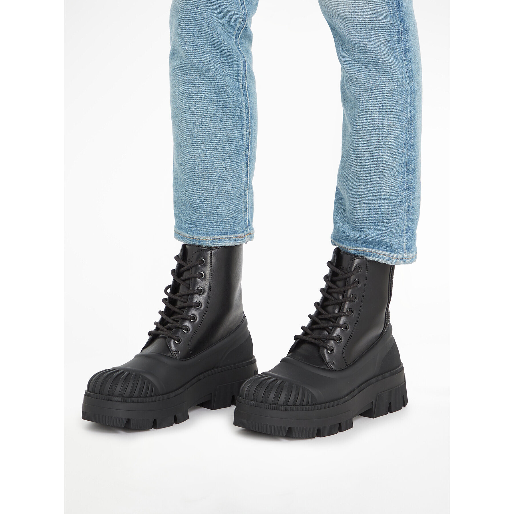 Calvin Klein Jeans Gležnjarji Chunky Combat Lace Up Boot YM0YM00814 Črna - Pepit.si