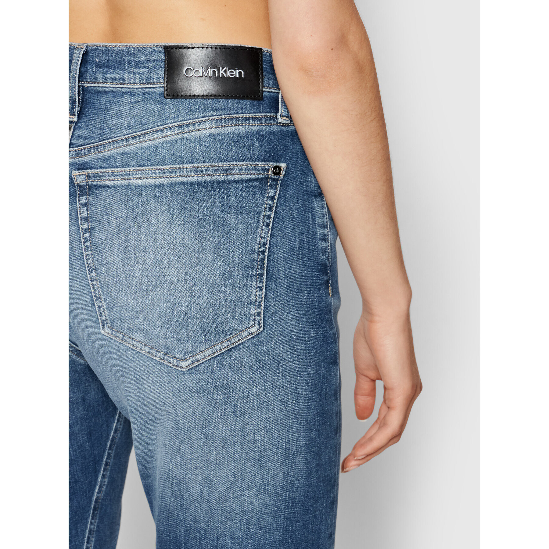 Calvin Klein Jeans hlače K20K202888 Modra Relaxed Fit - Pepit.si