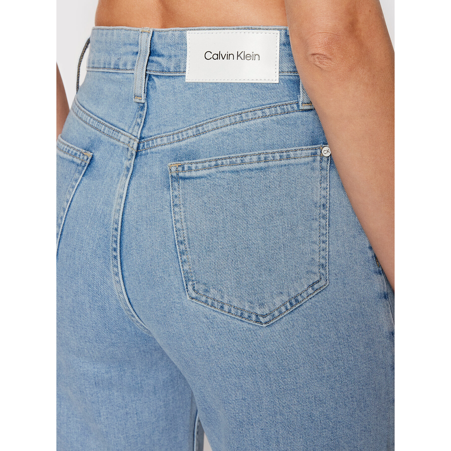 Calvin Klein Jeans hlače K20K203568 Modra Mom Fit - Pepit.si