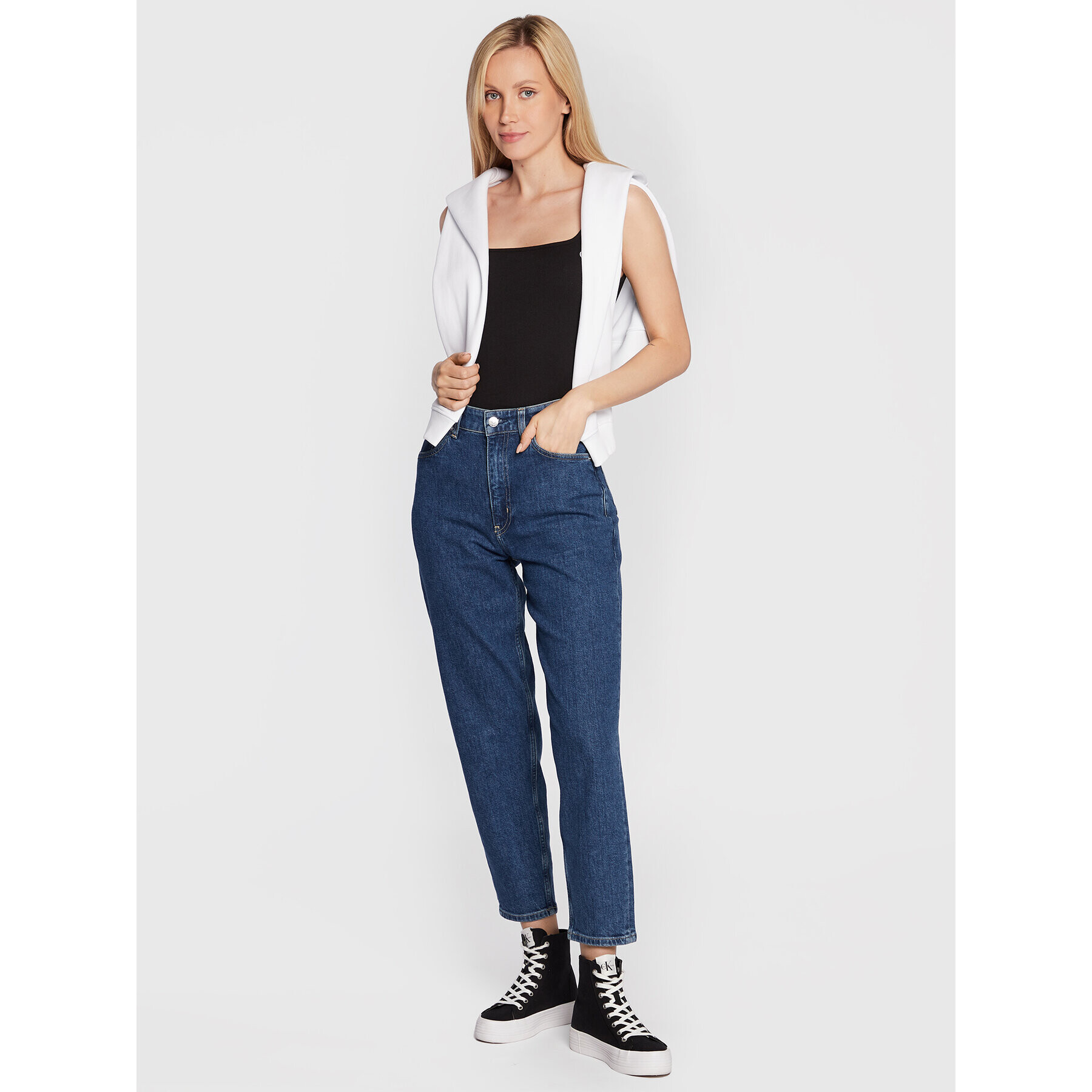 Calvin Klein Jeans hlače K20K204440 Modra Mom Fit - Pepit.si