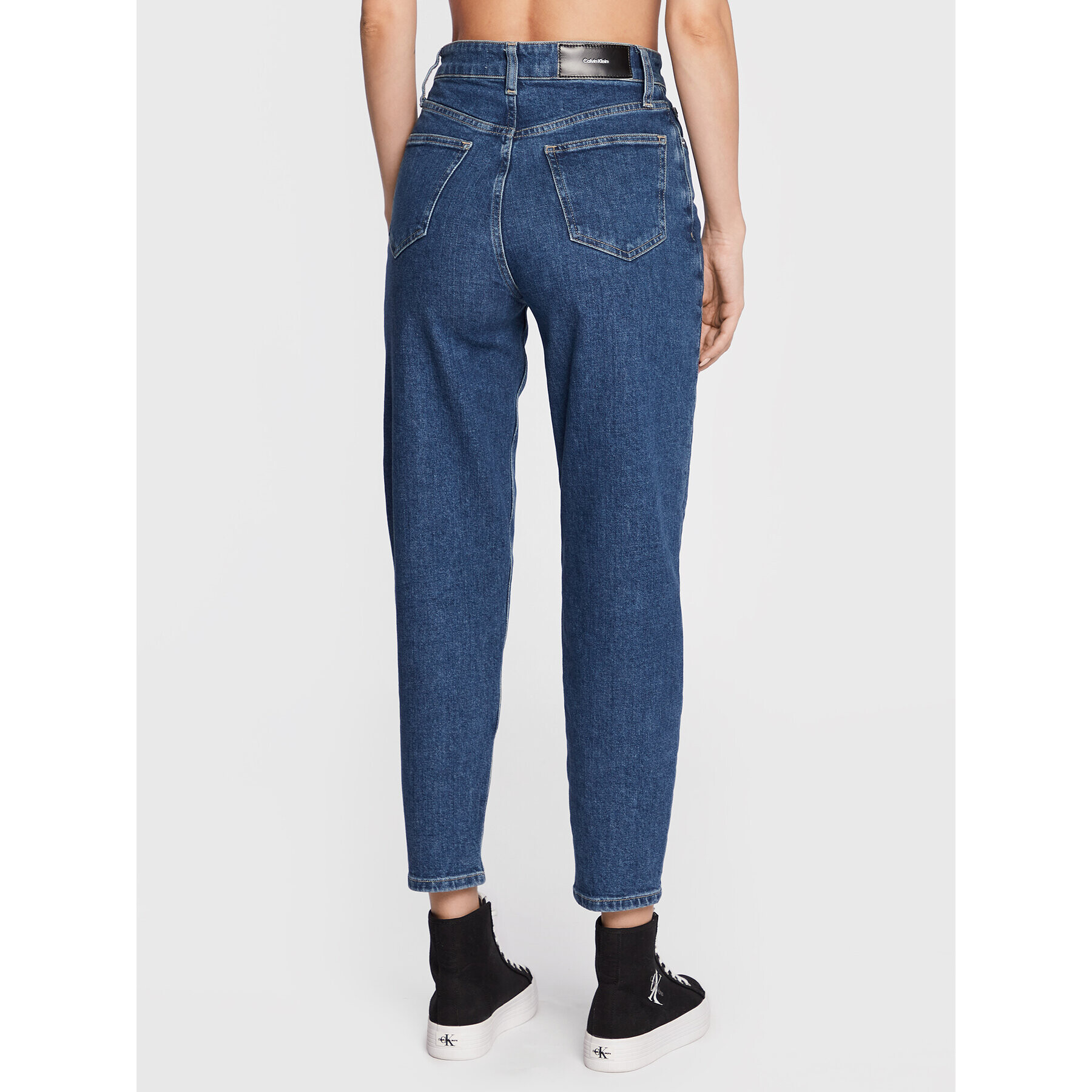 Calvin Klein Jeans hlače K20K204440 Modra Mom Fit - Pepit.si