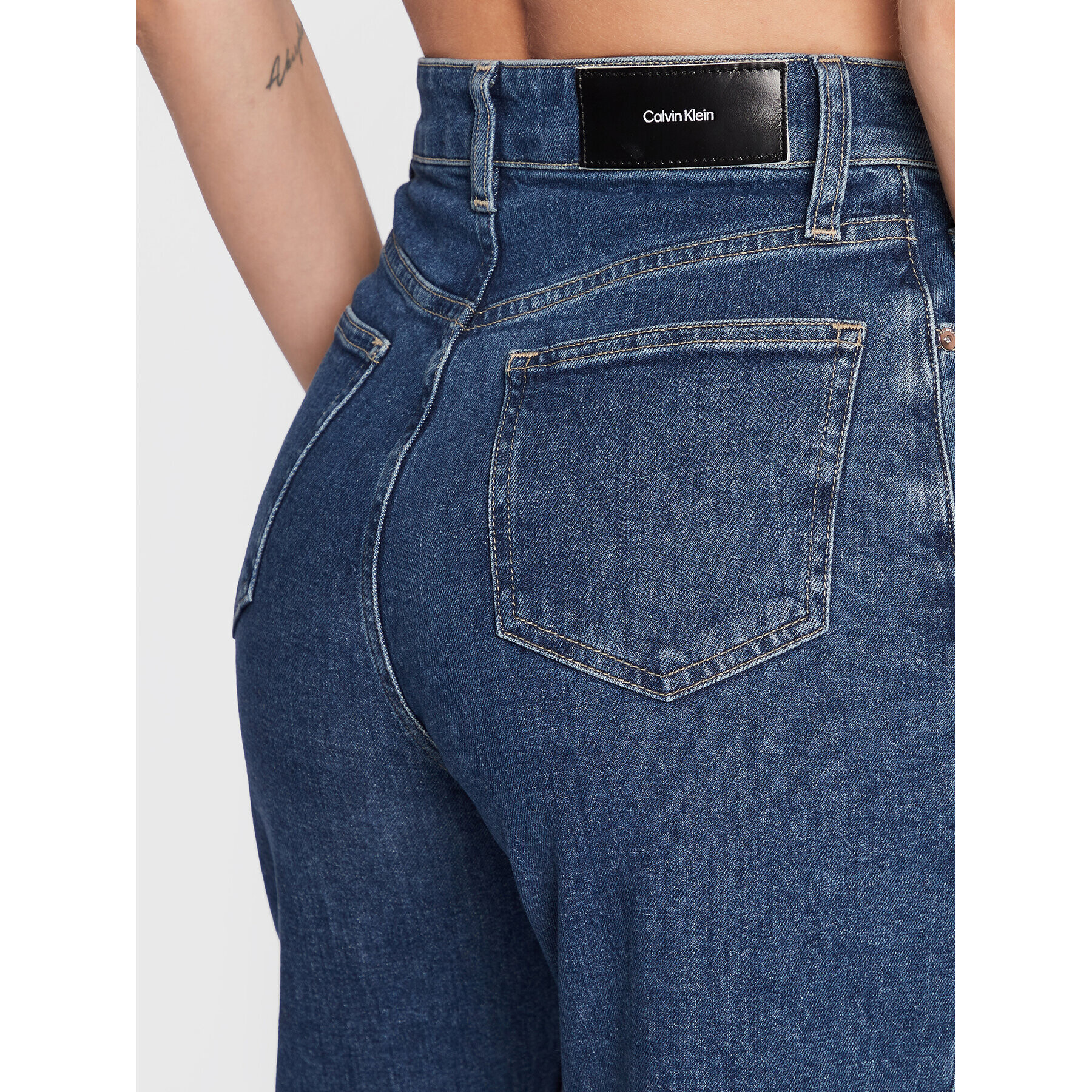 Calvin Klein Jeans hlače K20K204440 Modra Mom Fit - Pepit.si