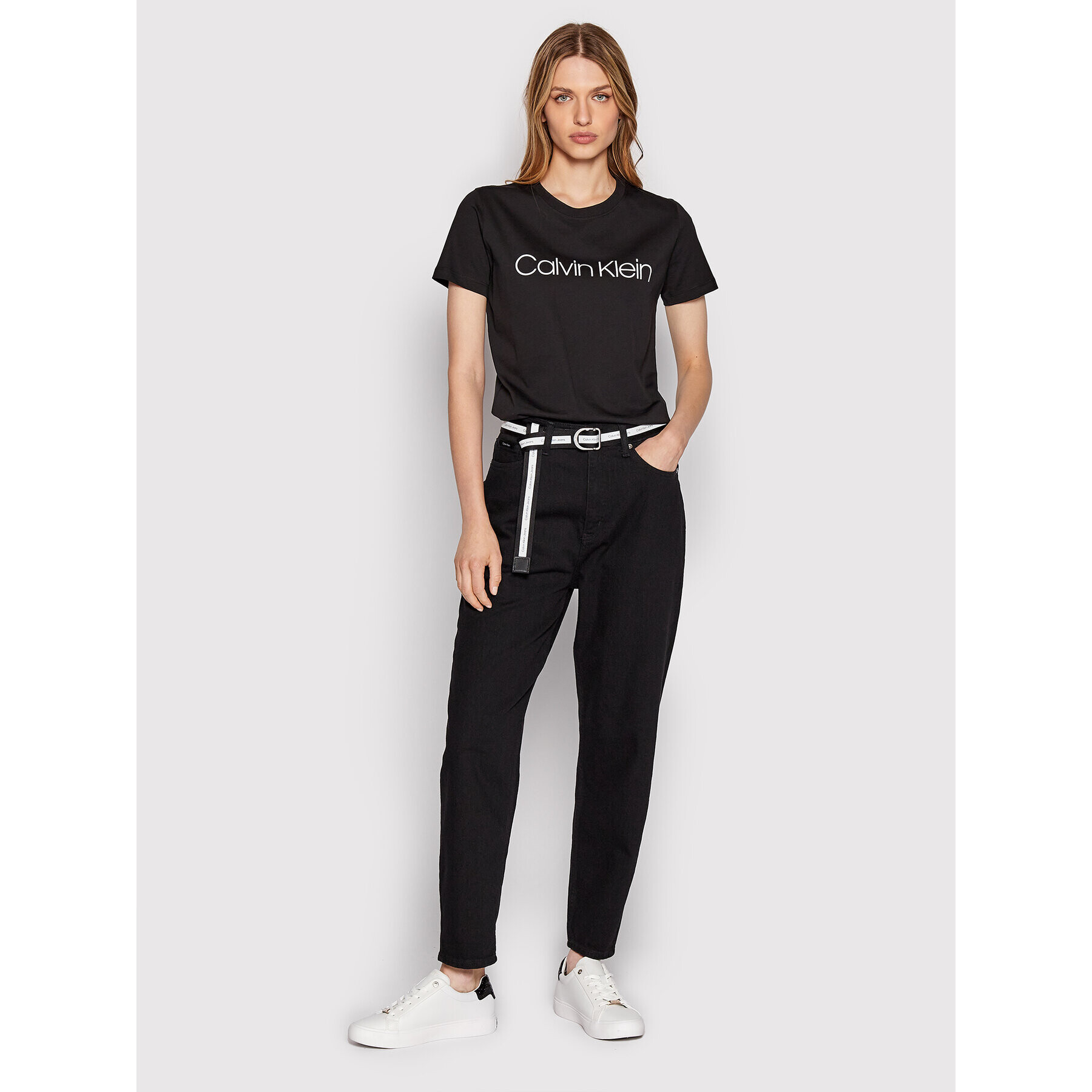 Calvin Klein Jeans hlače K20K204441 Črna Mom Fit - Pepit.si