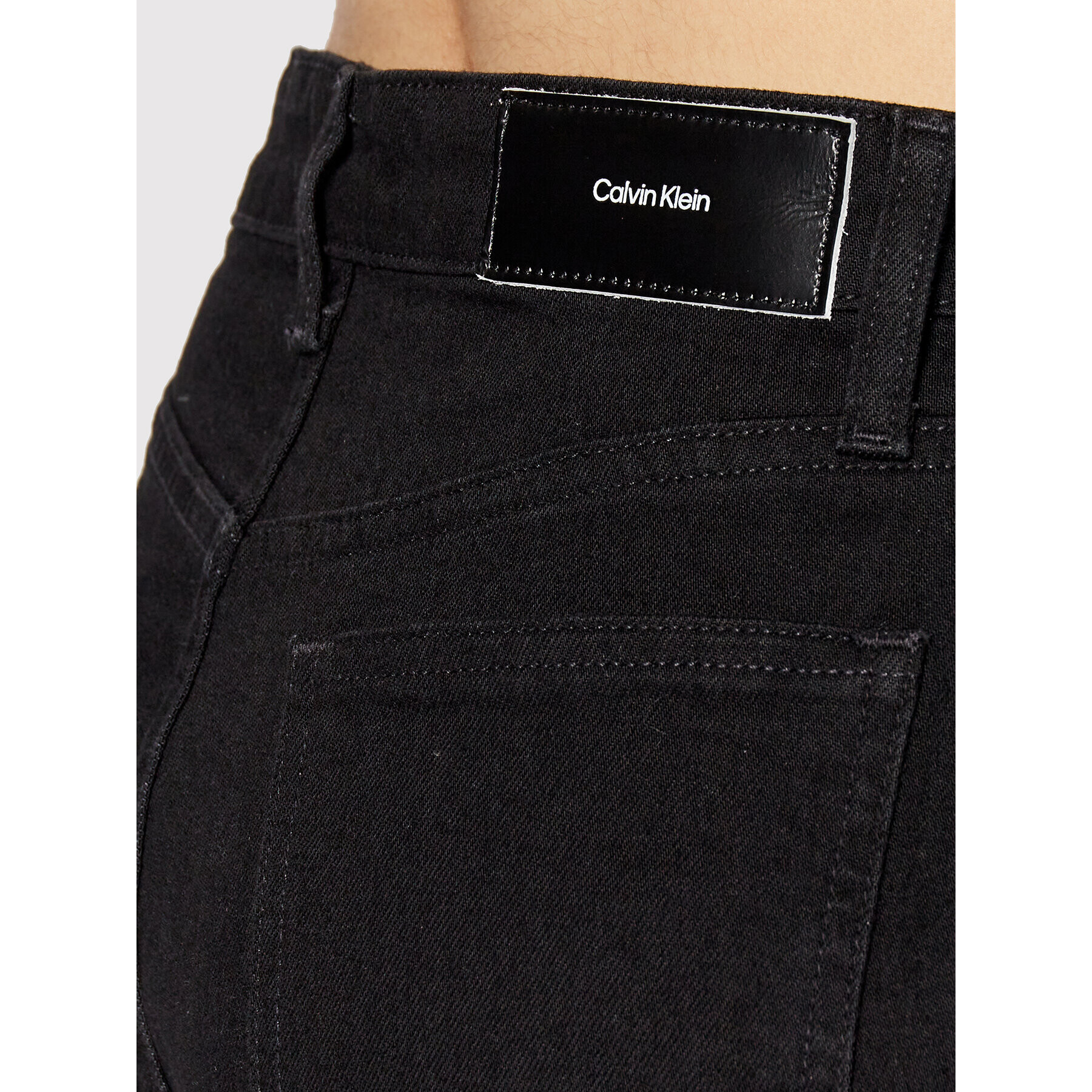 Calvin Klein Jeans hlače K20K204441 Črna Mom Fit - Pepit.si