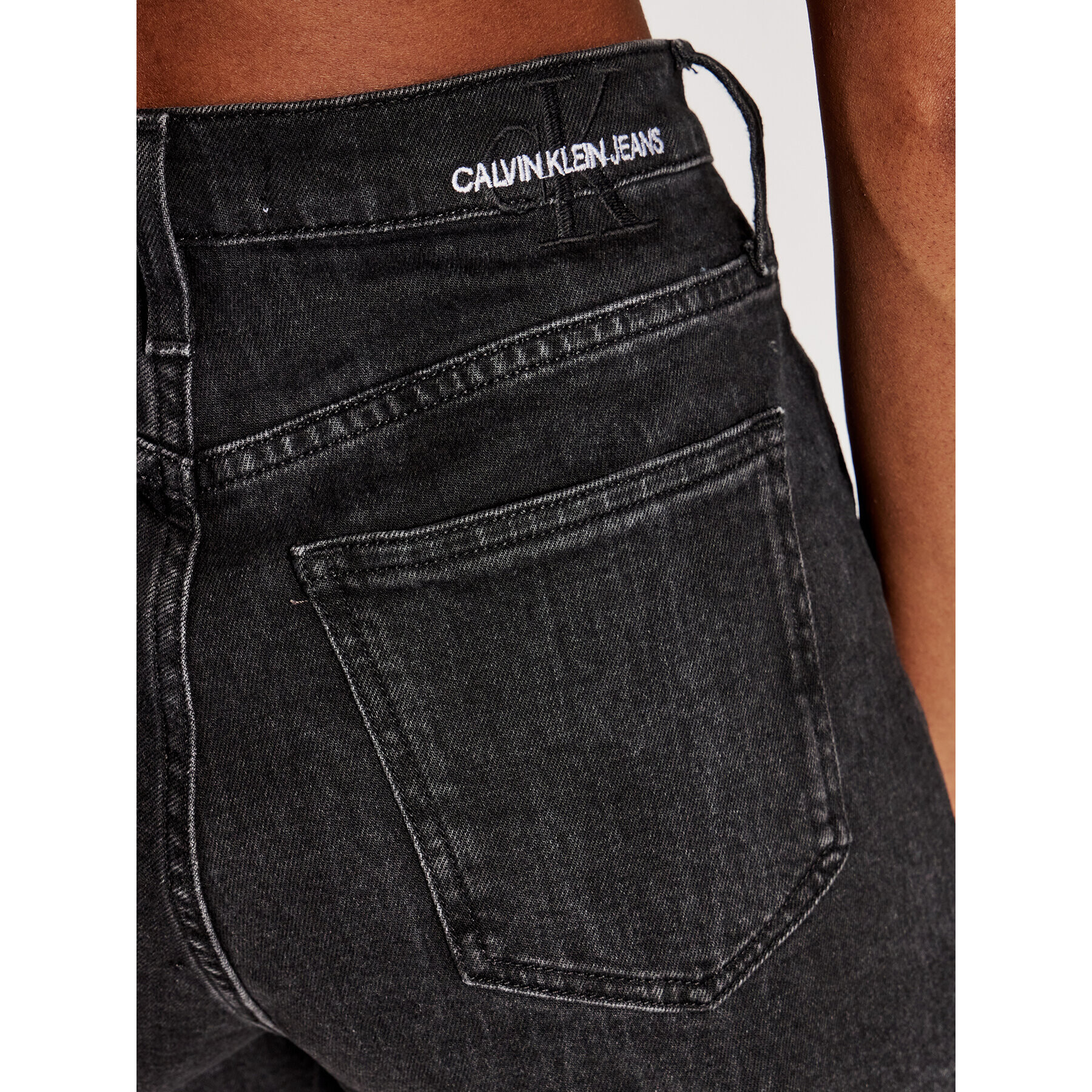 Calvin Klein Jeans Jeans kratke hlače J20J216082 Črna Mom Fit - Pepit.si