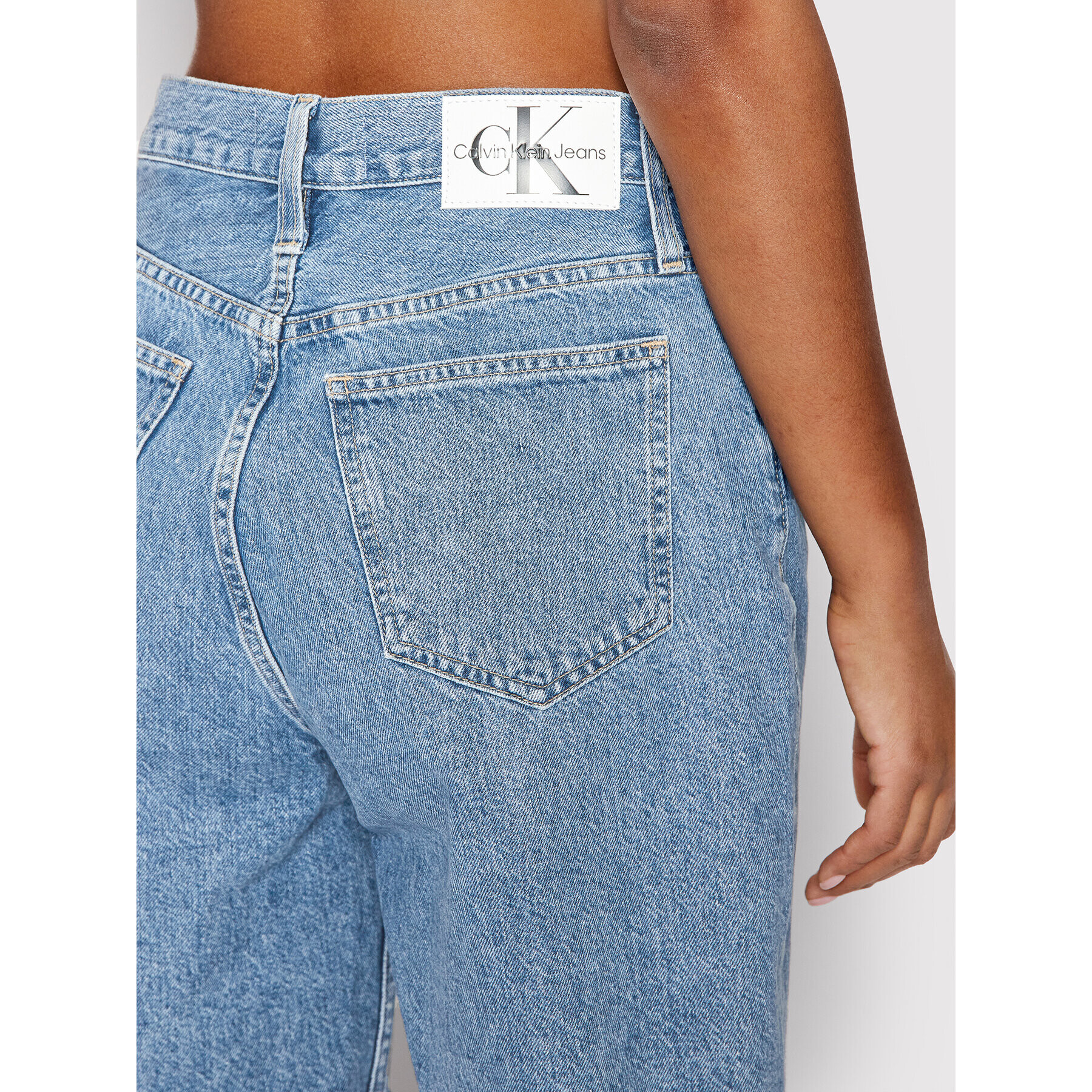 Calvin Klein Jeans Jeans kratke hlače J20J218494 Modra Mom Fit - Pepit.si