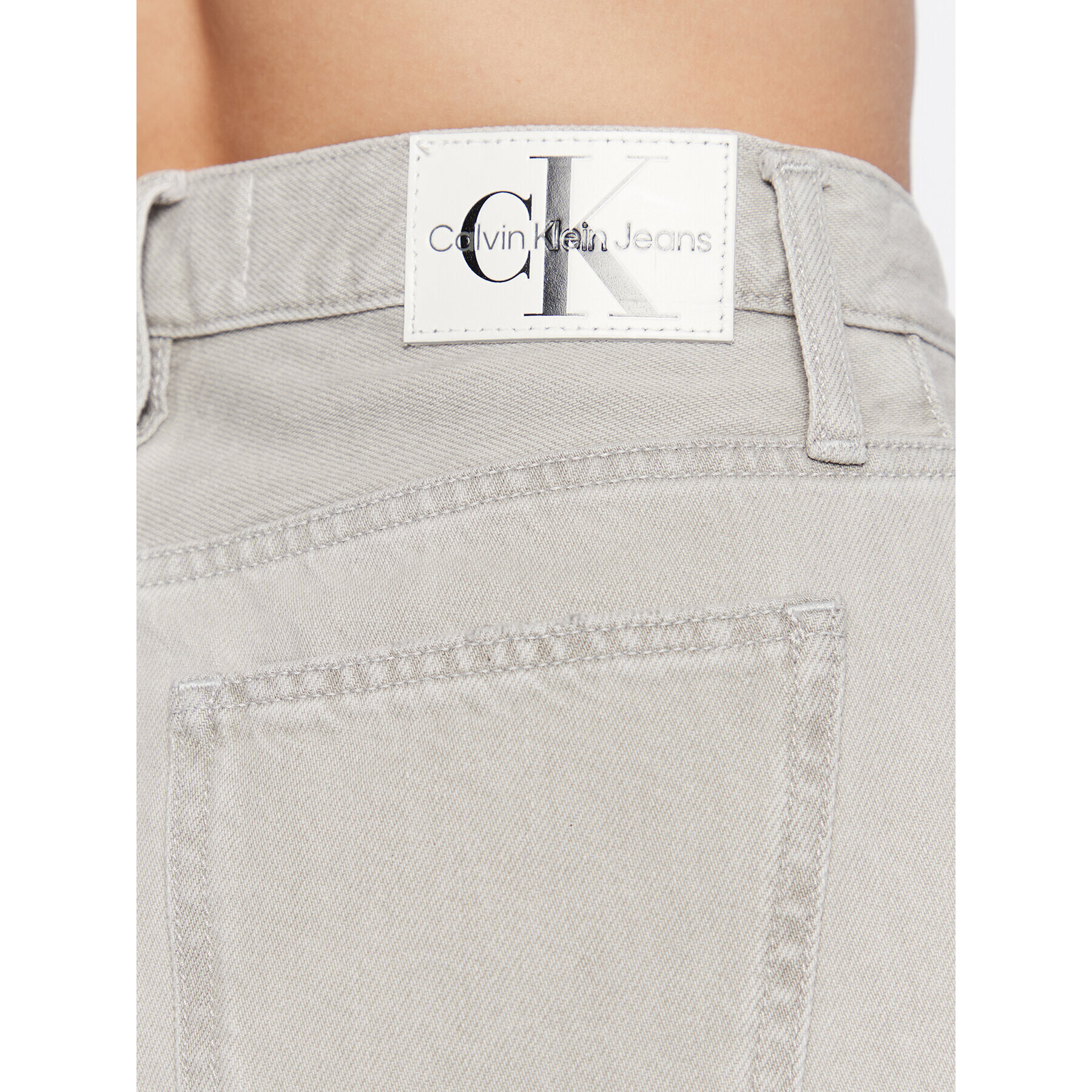 Calvin Klein Jeans Jeans kratke hlače J20J220643 Siva Mom Fit - Pepit.si