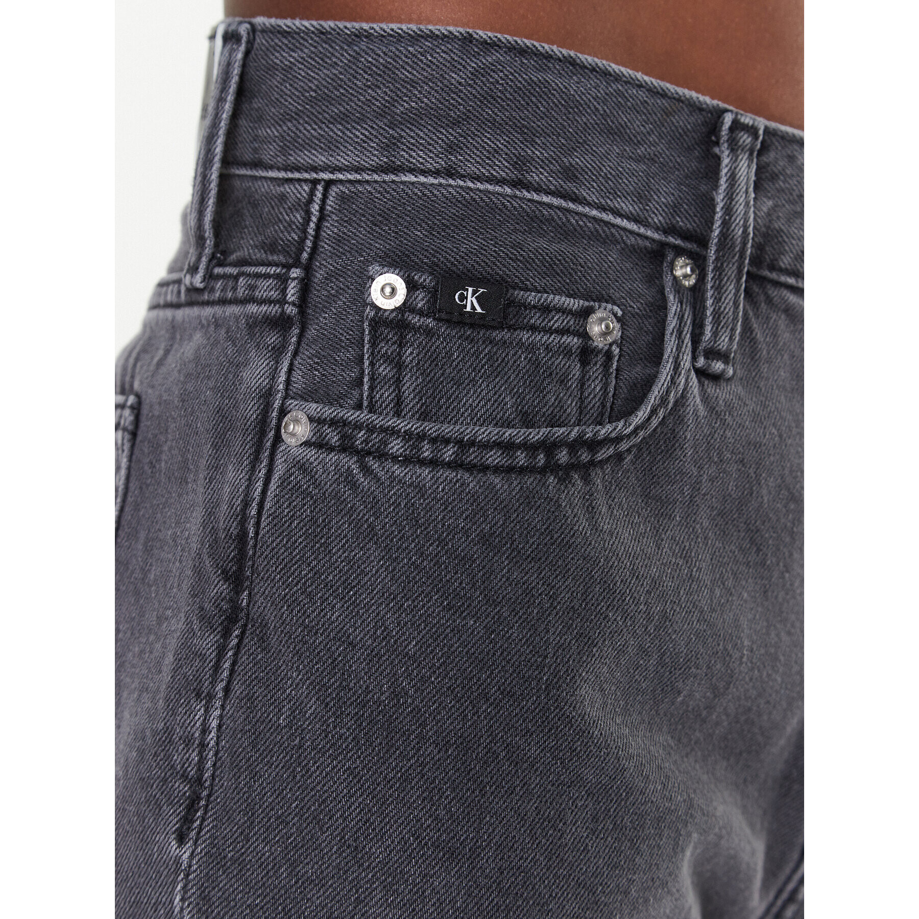 Calvin Klein Jeans Jeans kratke hlače J20J220647 Črna Mom Fit - Pepit.si