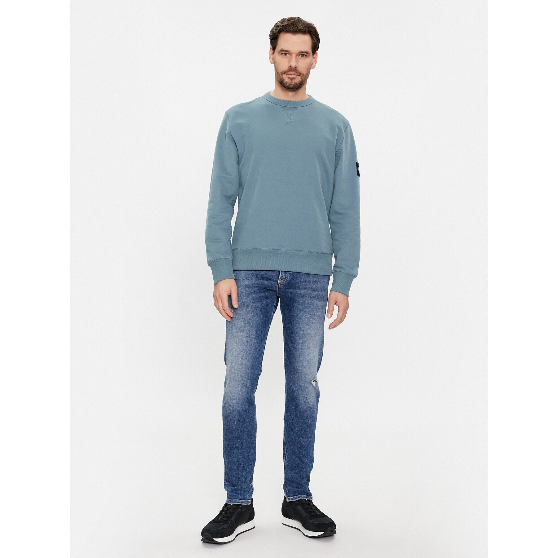 Calvin Klein Jeans Jopa Badge Crew Neck J30J323426 Mornarsko modra Regular Fit - Pepit.si