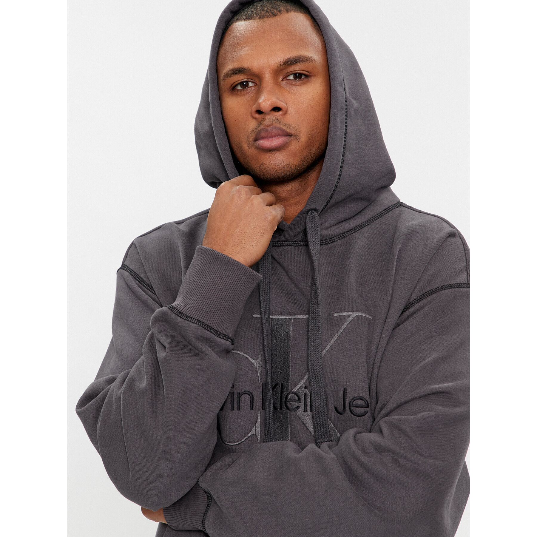 Calvin Klein Jeans Jopa Wash Monologo Hoodie J30J324623 Črna Regular Fit - Pepit.si