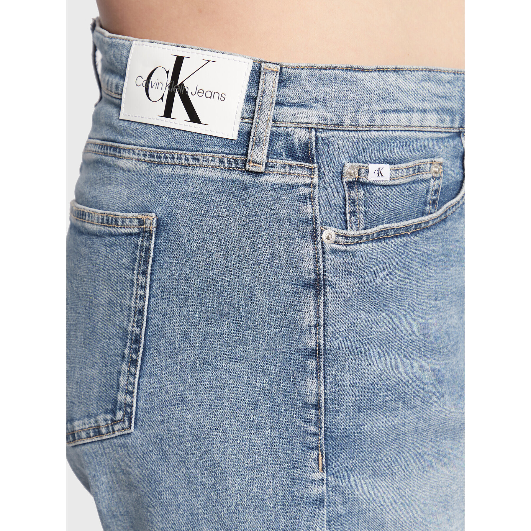 Calvin Klein Jeans Plus Jeans kratke hlače J20J218809 Mornarsko modra Mom Fit - Pepit.si