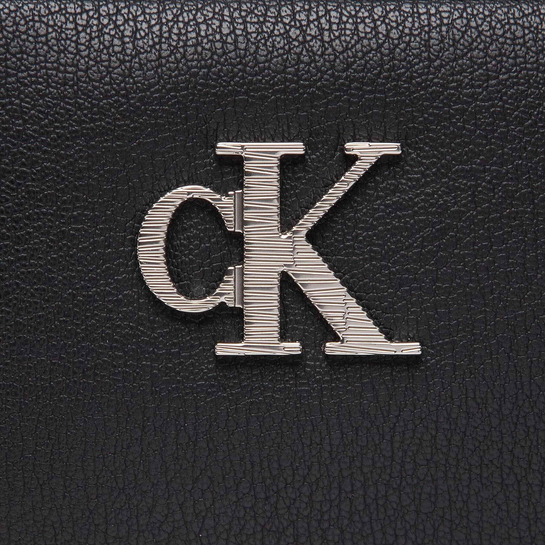 Calvin Klein Jeans Ročna torba Texture Camera Bag20 K60K609779 Črna - Pepit.si