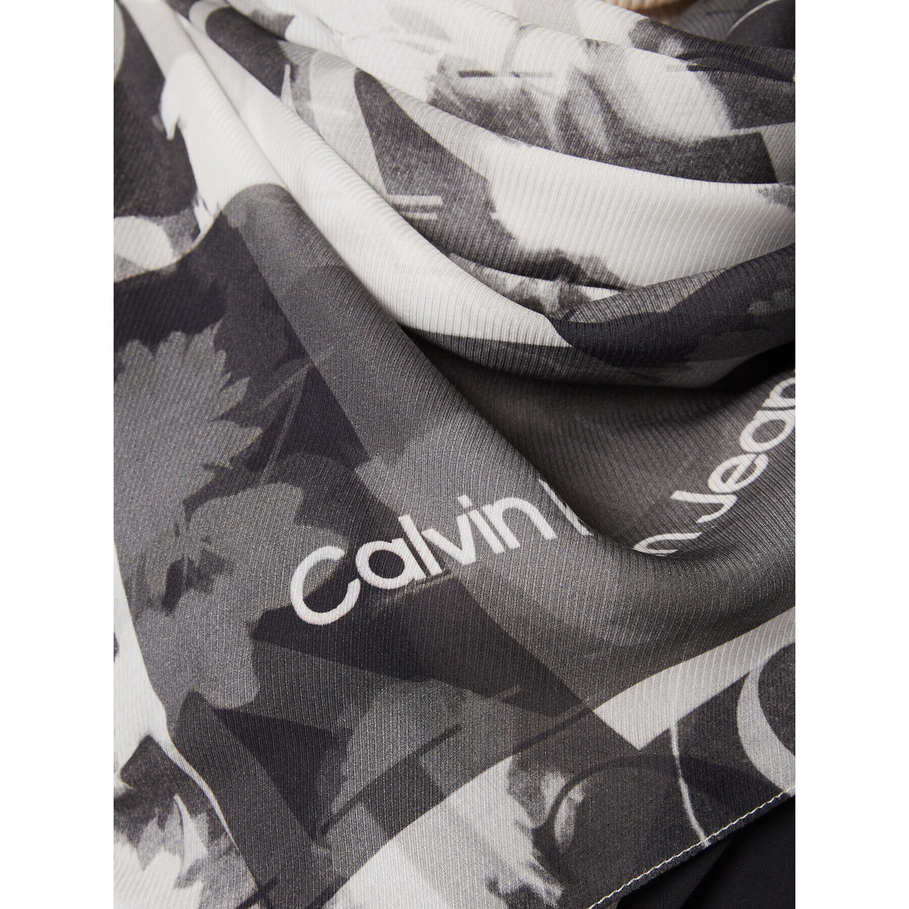 Calvin Klein Jeans Ruta Flower K60K610379 Siva - Pepit.si