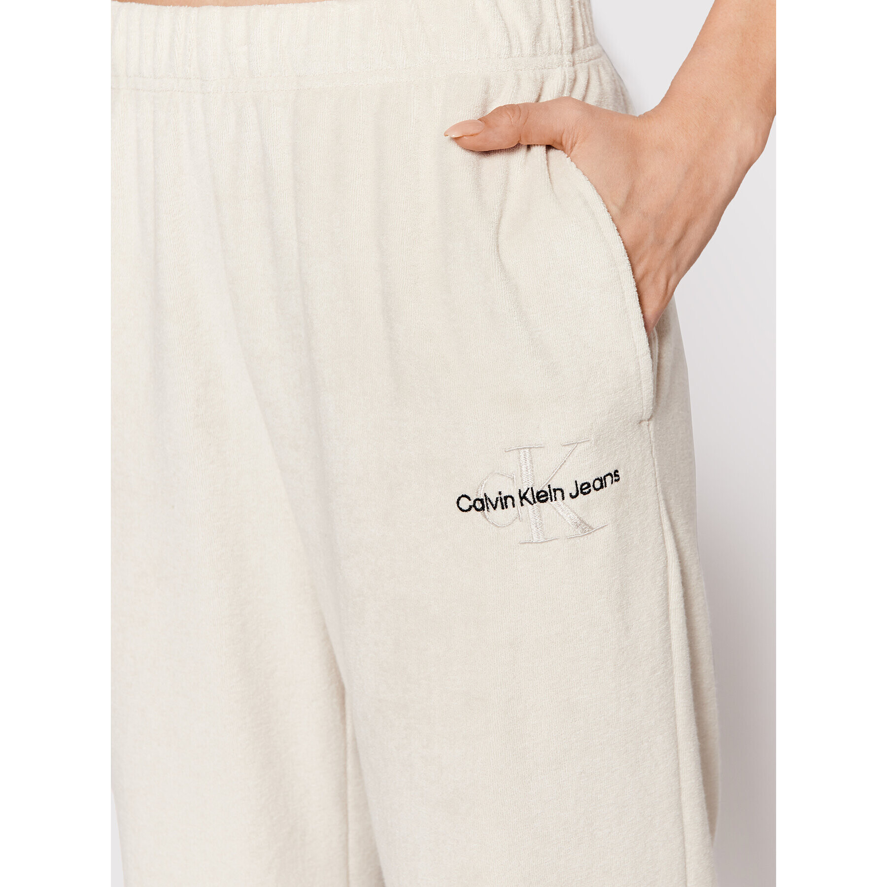 Calvin Klein Jeans Spodnji del trenirke J20J218972 Bež Relaxed Fit - Pepit.si