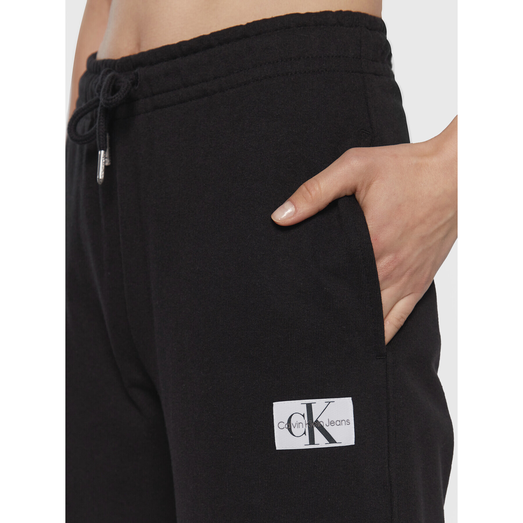 Calvin Klein Jeans Spodnji del trenirke J20J218973 Črna Relaxed Fit - Pepit.si