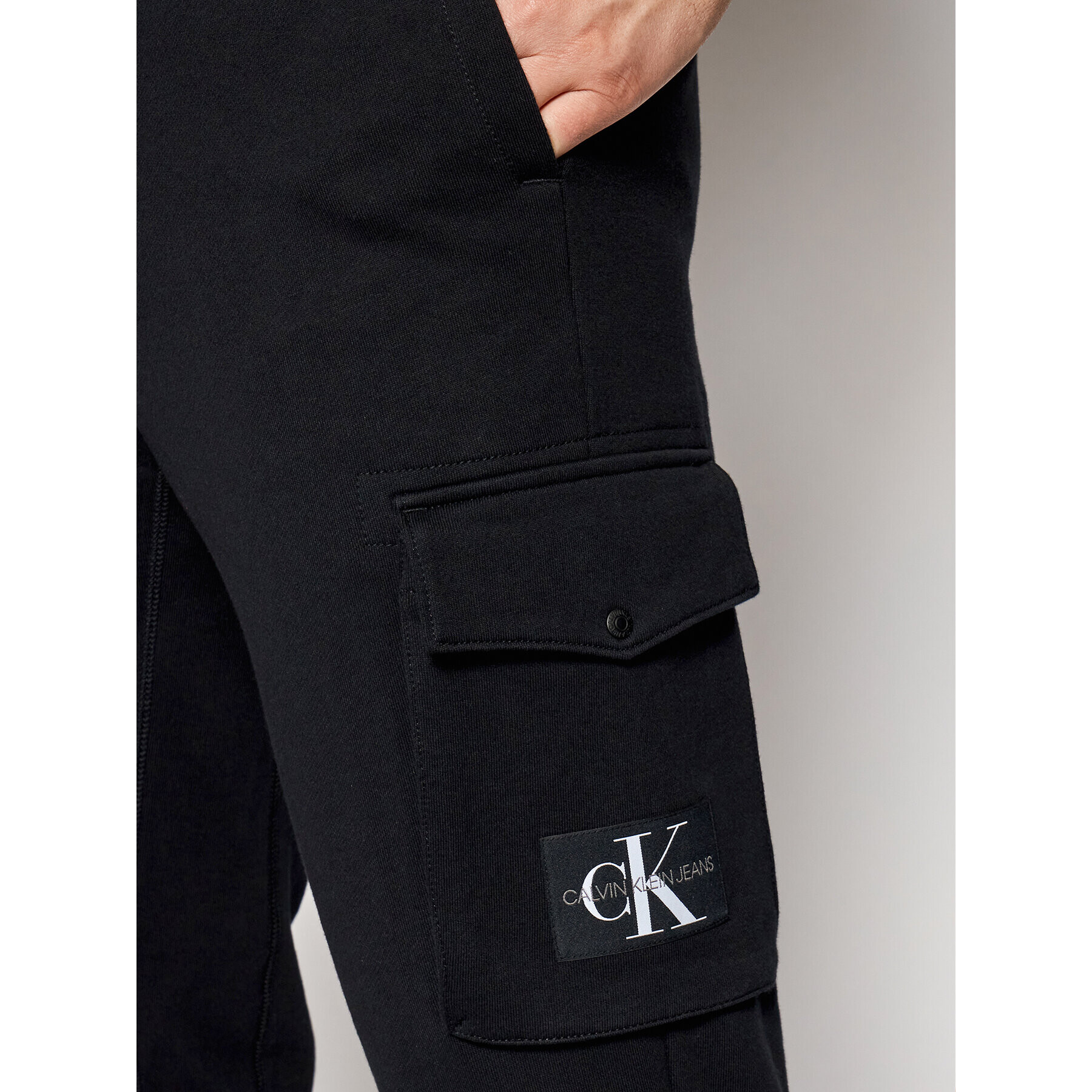 Calvin Klein Jeans Spodnji del trenirke J30J318271 Črna Regular Fit - Pepit.si