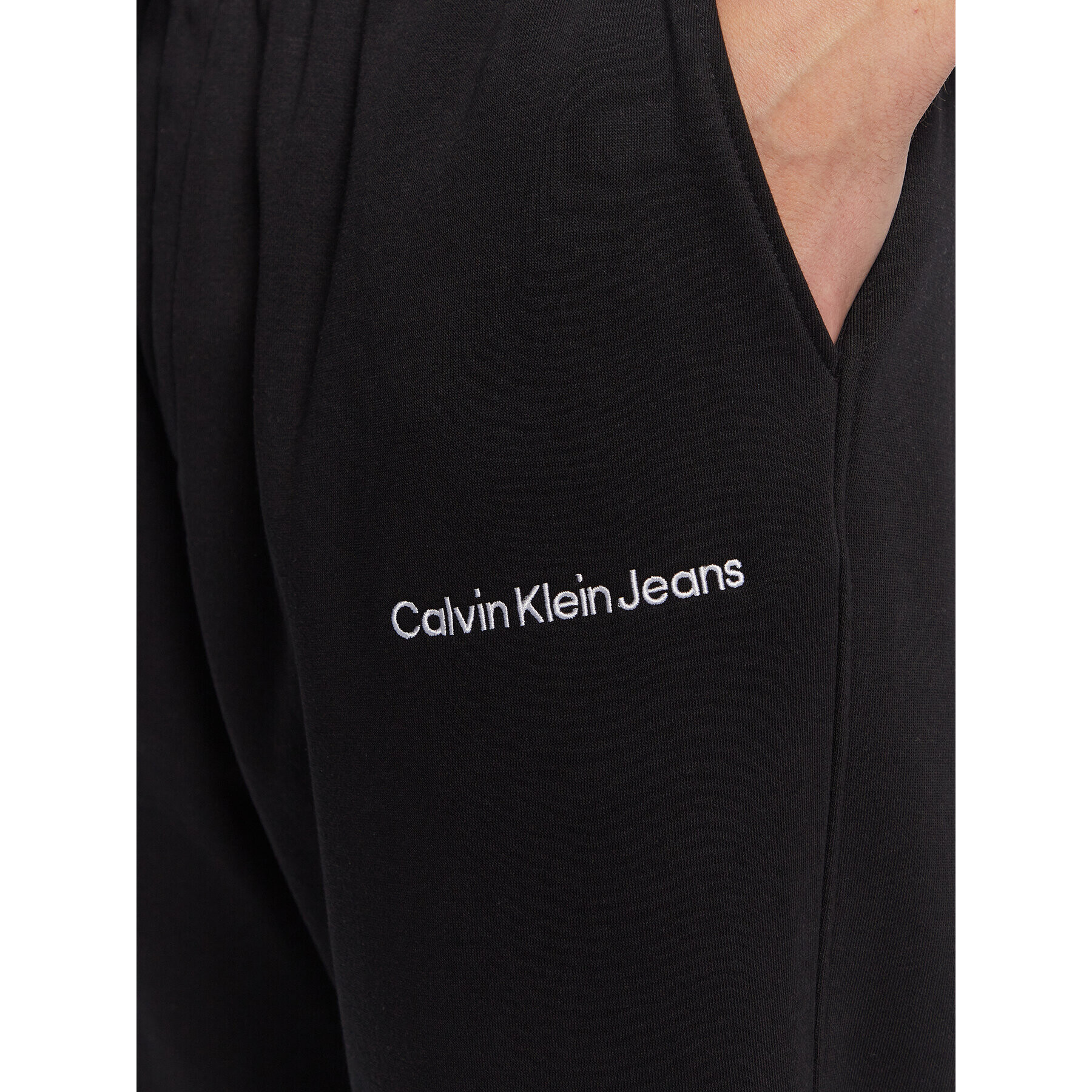 Calvin Klein Jeans Spodnji del trenirke J30J322925 Črna Relaxed Fit - Pepit.si