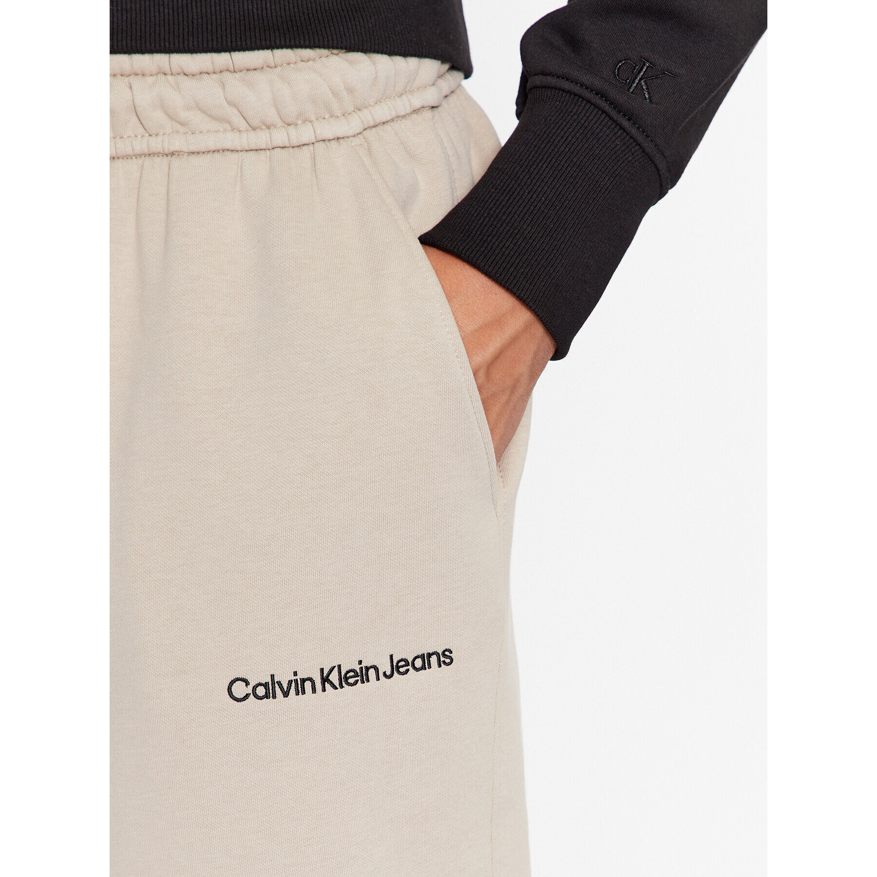 Calvin Klein Jeans Spodnji del trenirke J30J322925 Écru Relaxed Fit - Pepit.si