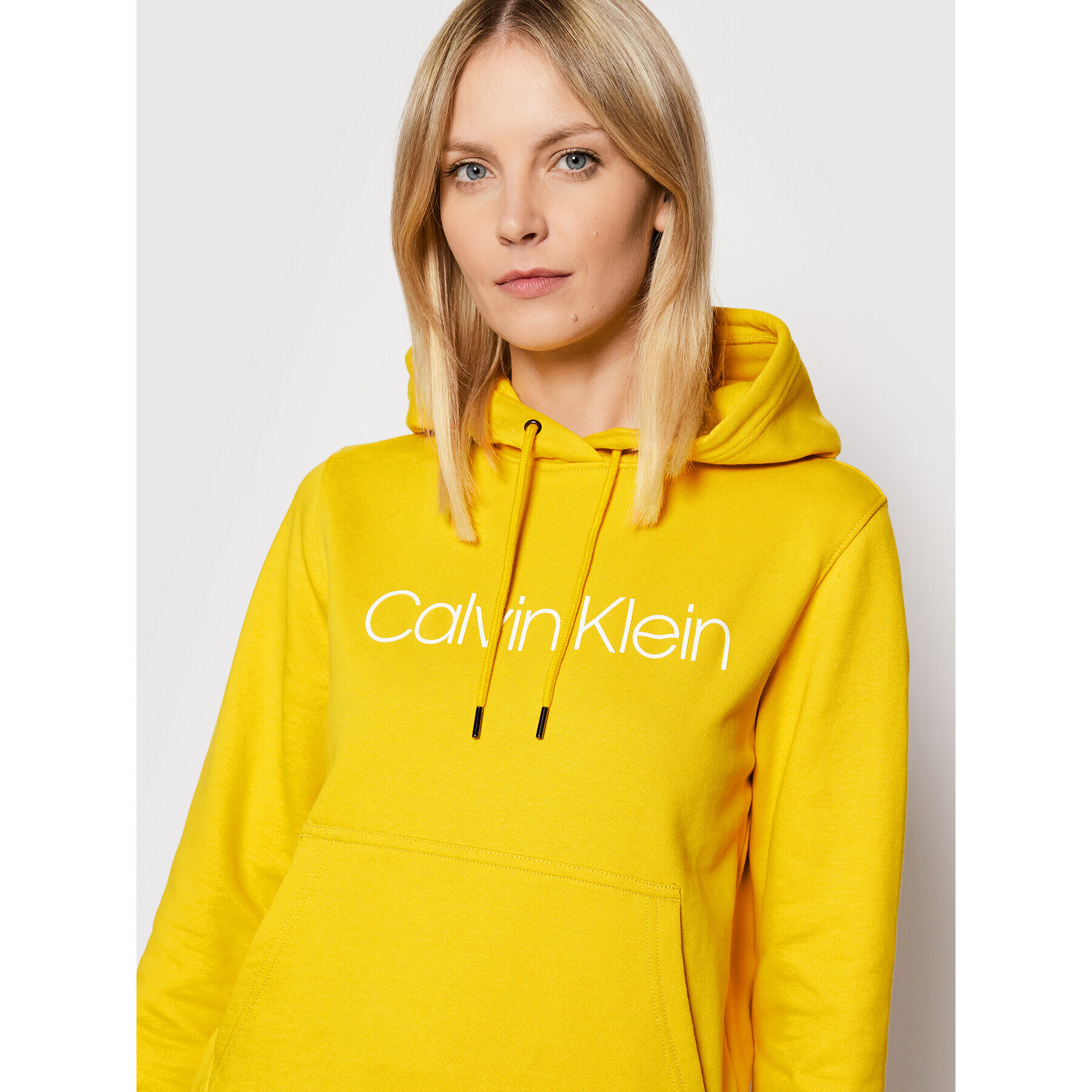 Calvin Klein Jopa Core Logo K20K202687 Rumena Regular Fit - Pepit.si