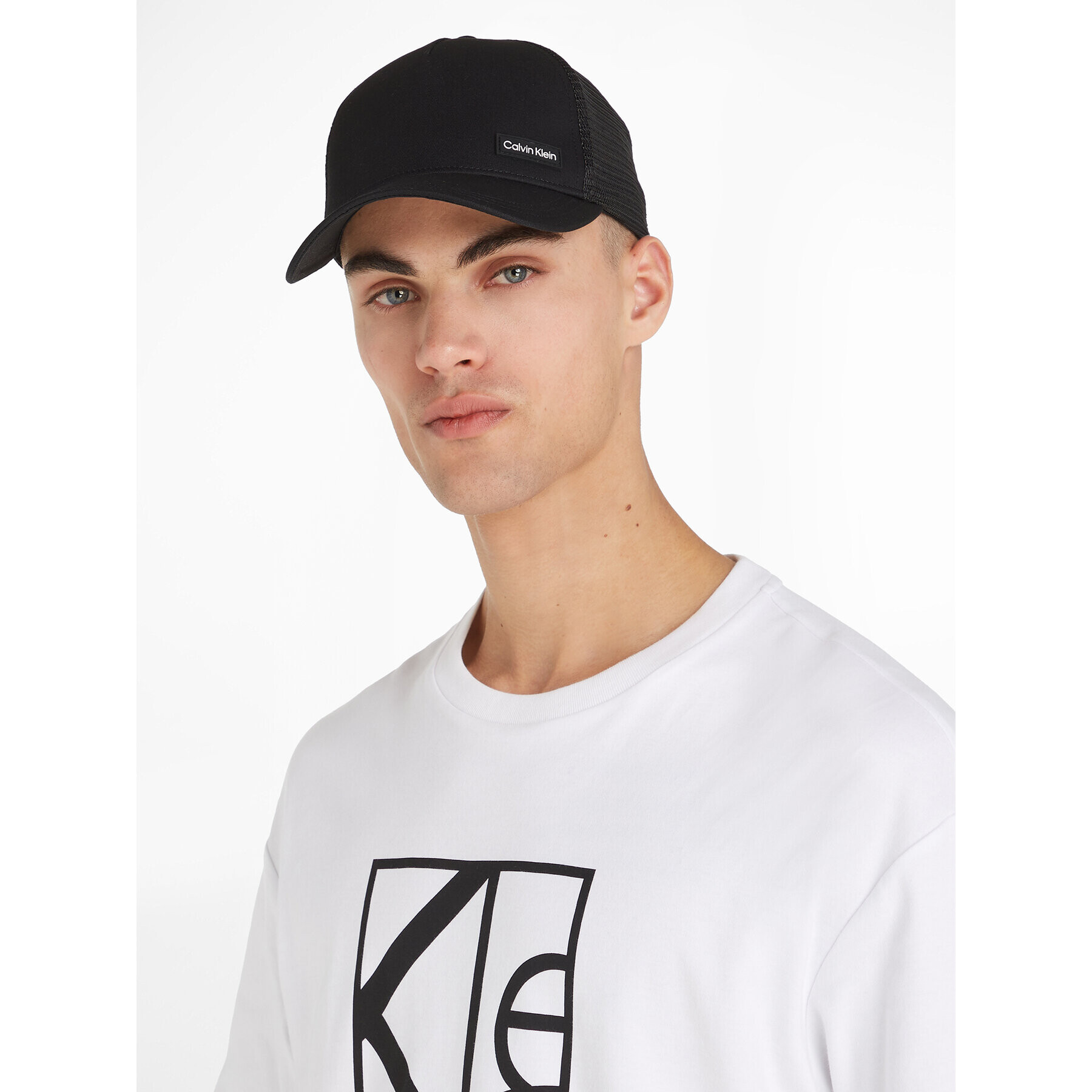 Calvin Klein Kapa s šiltom Essential Patch Trucker K50K510965 Črna - Pepit.si