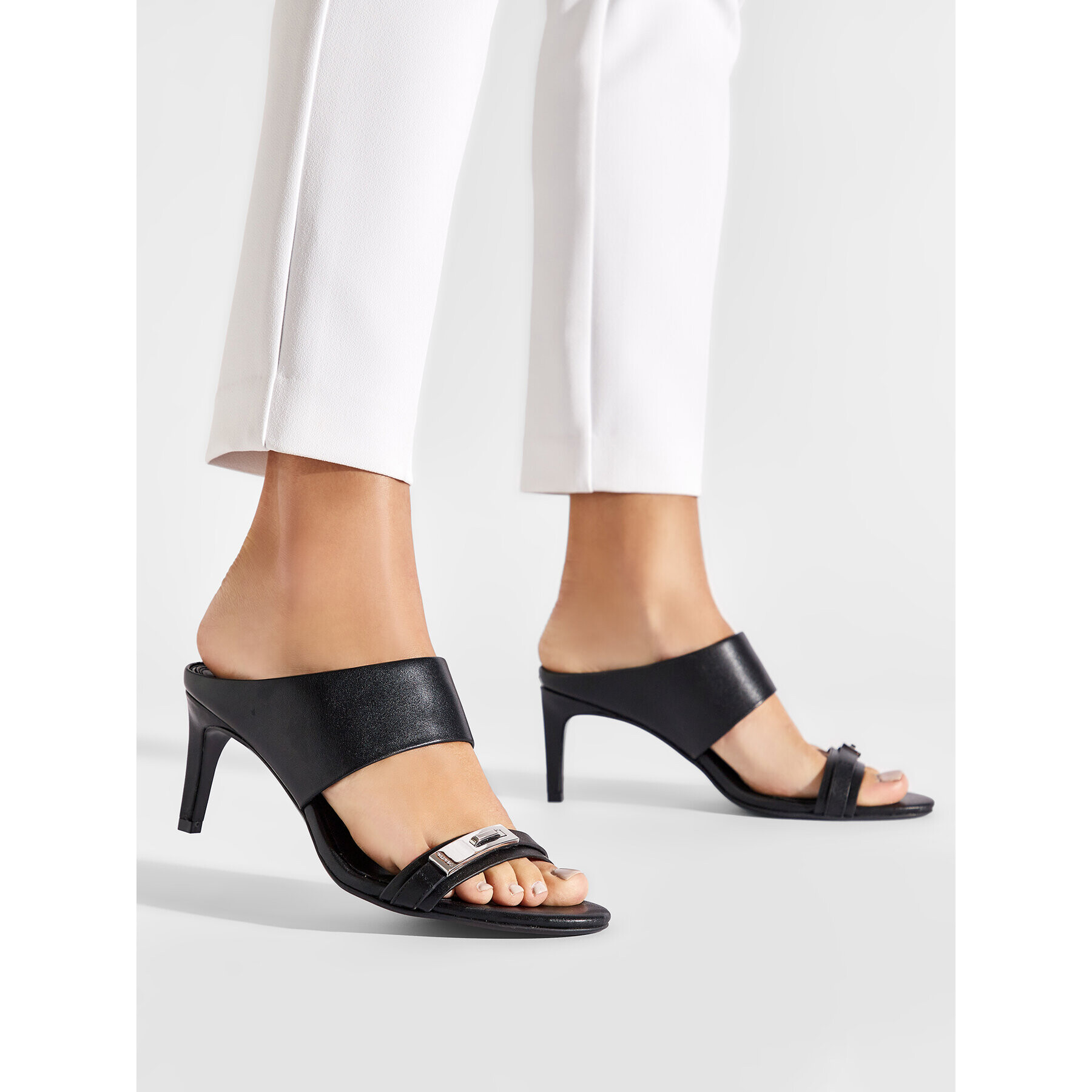 Calvin Klein Natikači Essentia Mule Sndl W/Hdw 70-Lth HW0HW01188 Črna - Pepit.si