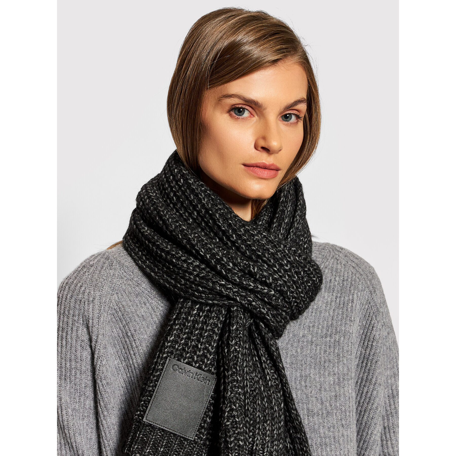 Calvin Klein Ruta Geometric Knit Scarf K60K608491 Črna - Pepit.si