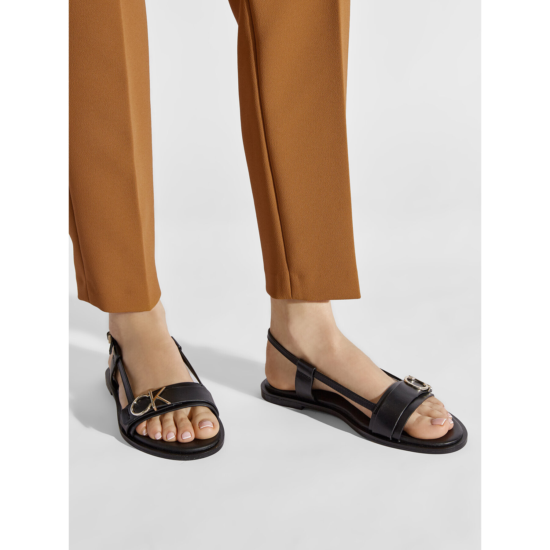 Calvin Klein Sandali Almond Flat Sandal W/Hdw HW0HW00680 Črna - Pepit.si