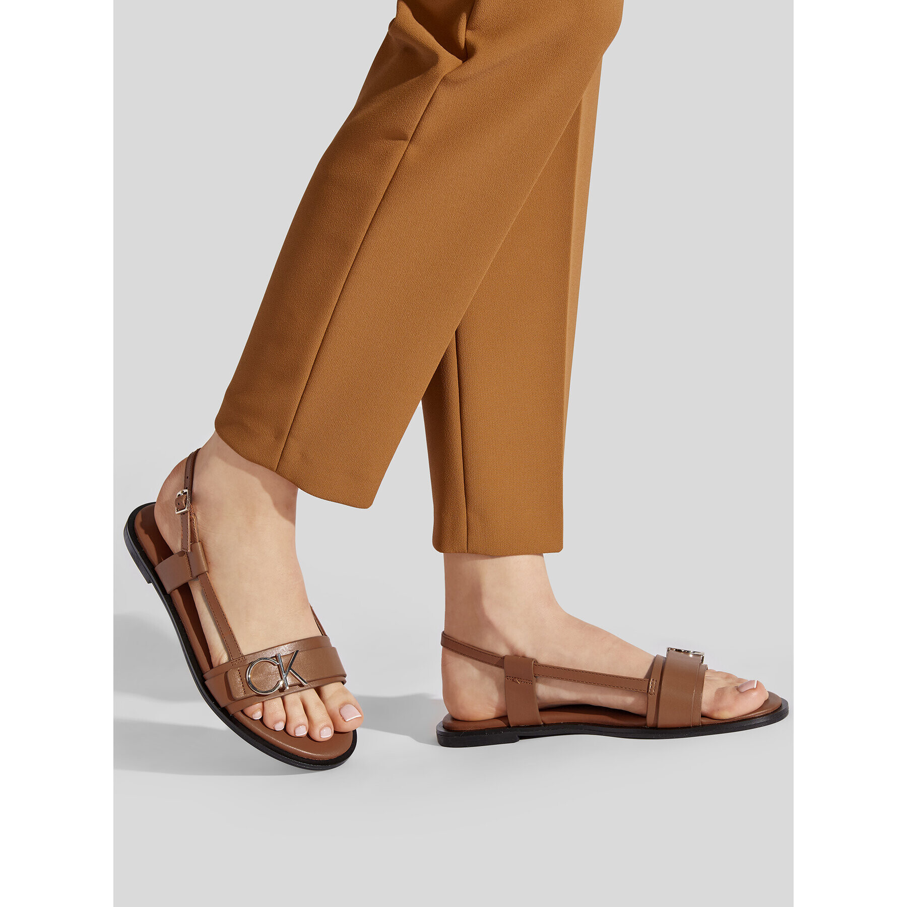 Calvin Klein Sandali Almond Flat Sandal W/Hdw HW0HW00680 Rjava - Pepit.si