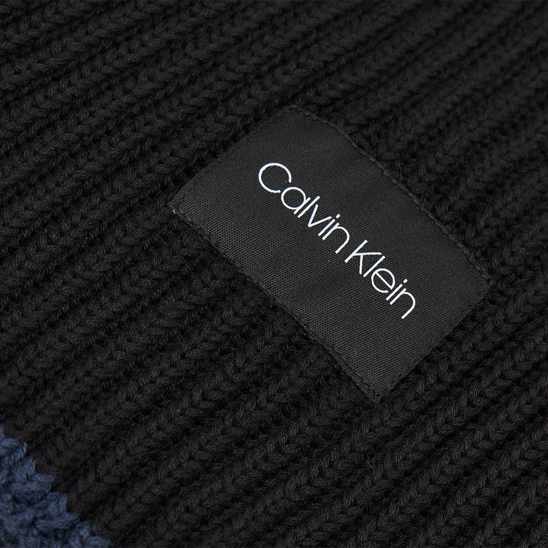 Calvin Klein Set šal + kapa Contrast Edge Beanie Scarf K50K507499 Črna - Pepit.si