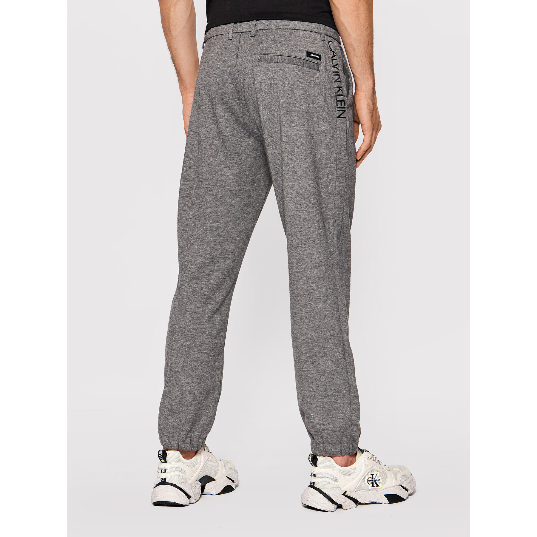 Calvin Klein Spodnji del trenirke Comfort K10K107498 Siva Regular Fit - Pepit.si