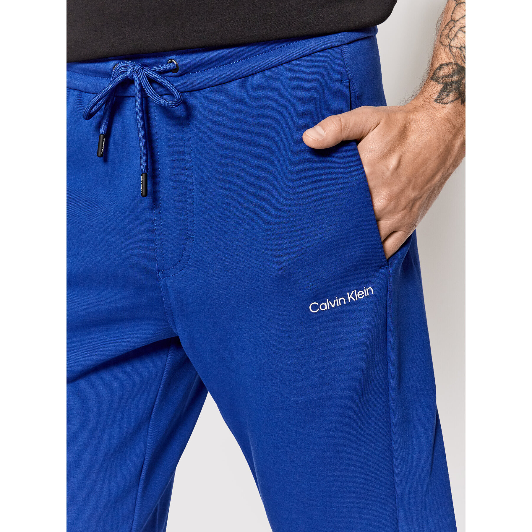 Calvin Klein Spodnji del trenirke Interlock K10K108941 Modra Regular Fit - Pepit.si