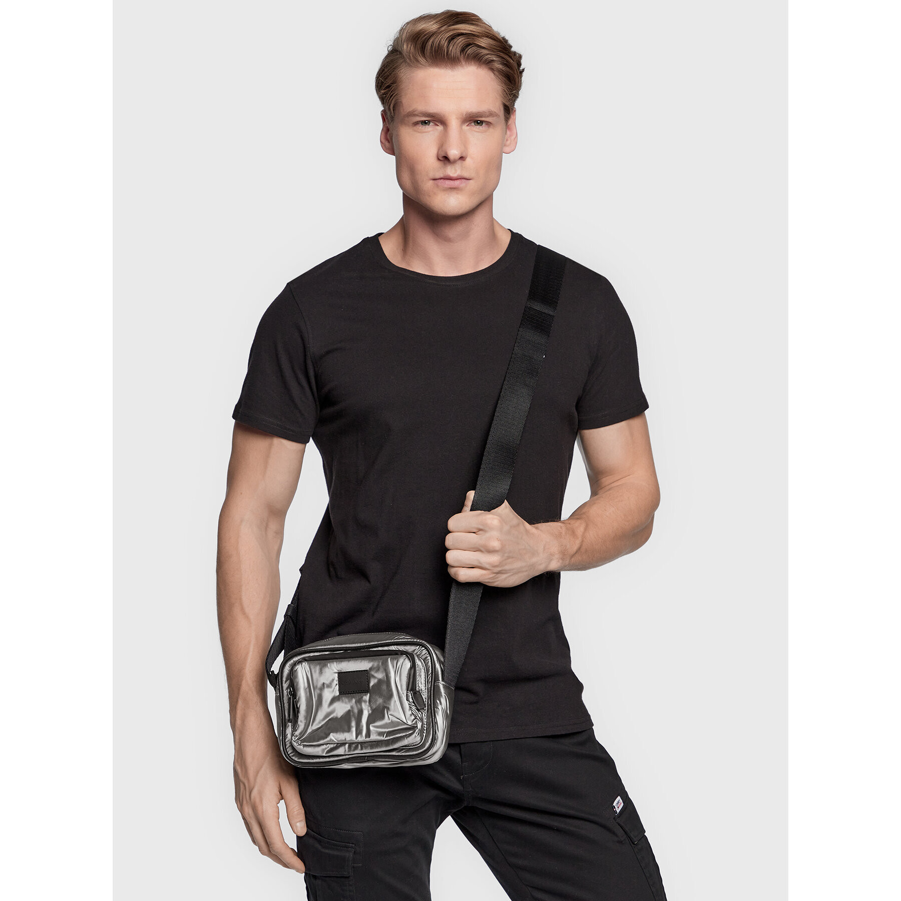 Calvin Klein Torbica za okrog pasu Ck Elevated Camera Festive K50K510045 Siva - Pepit.si