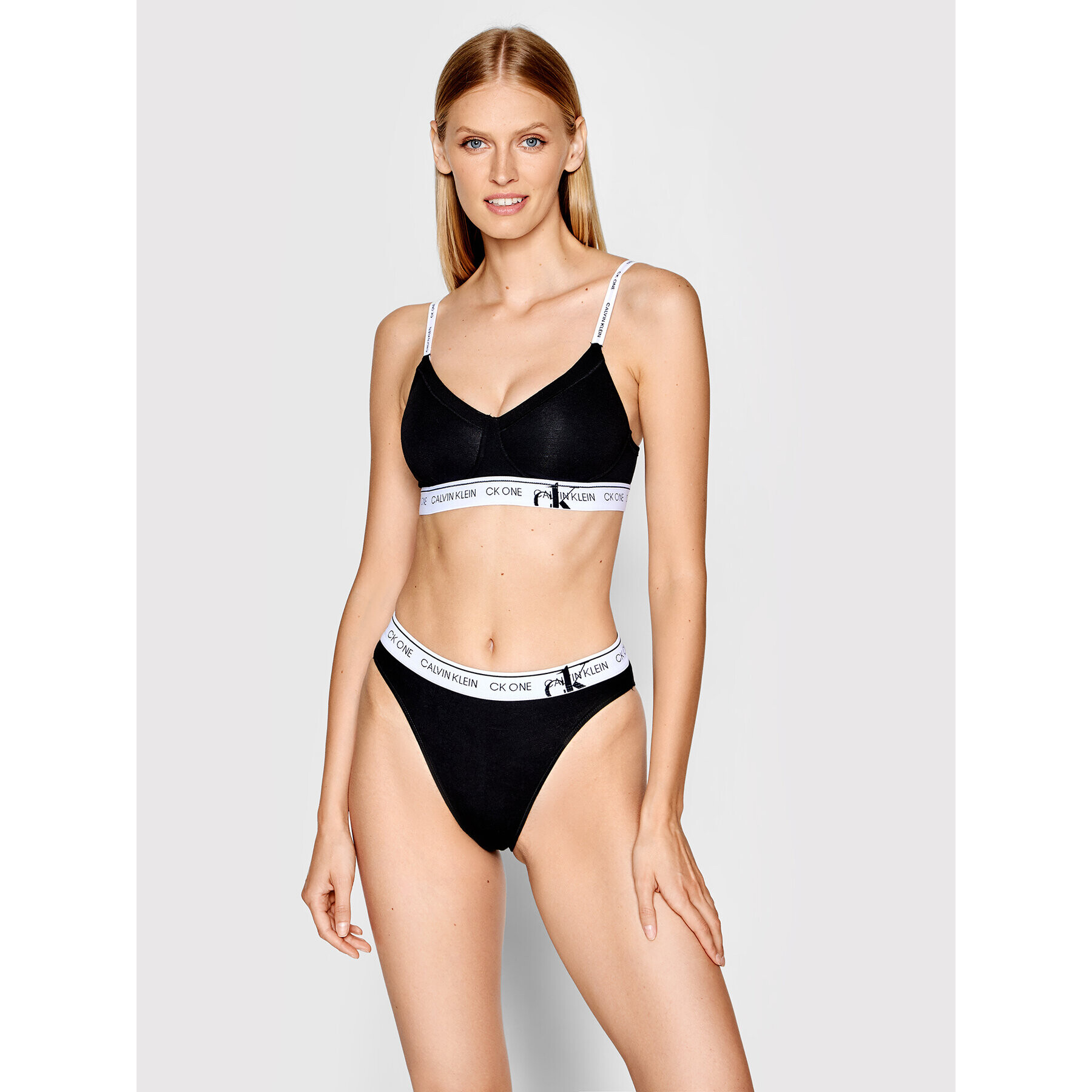 Calvin Klein Underwear Nedrček brez kosti 000QF6766E Črna - Pepit.si