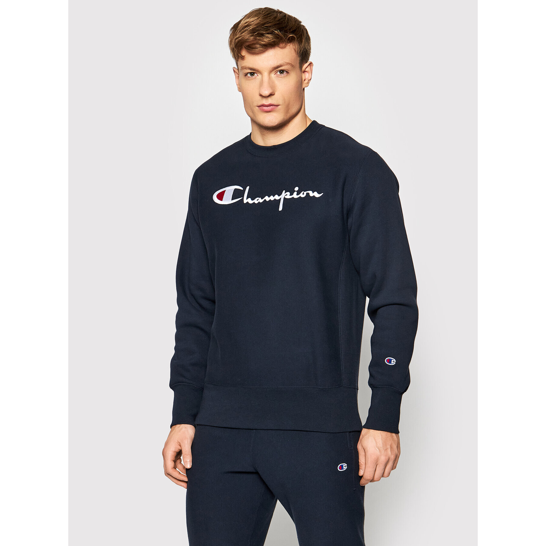 Champion Jopa Embroidered Script Logo Reverse Weave 216539 Mornarsko modra Regular Fit - Pepit.si