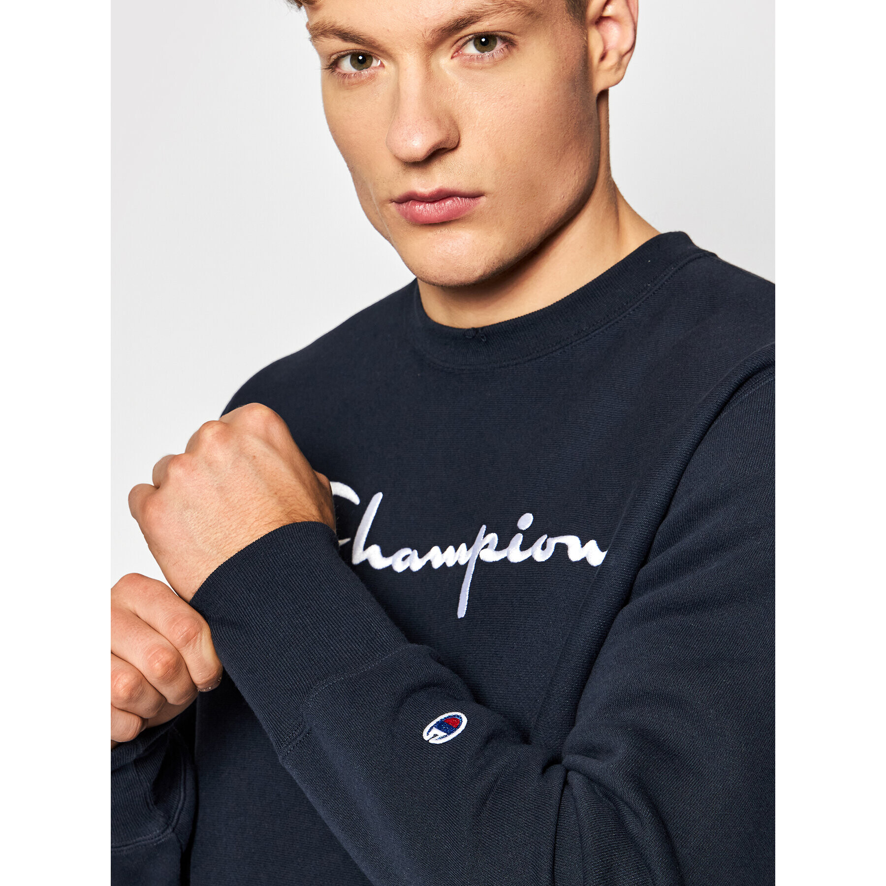 Champion Jopa Embroidered Script Logo Reverse Weave 216539 Mornarsko modra Regular Fit - Pepit.si