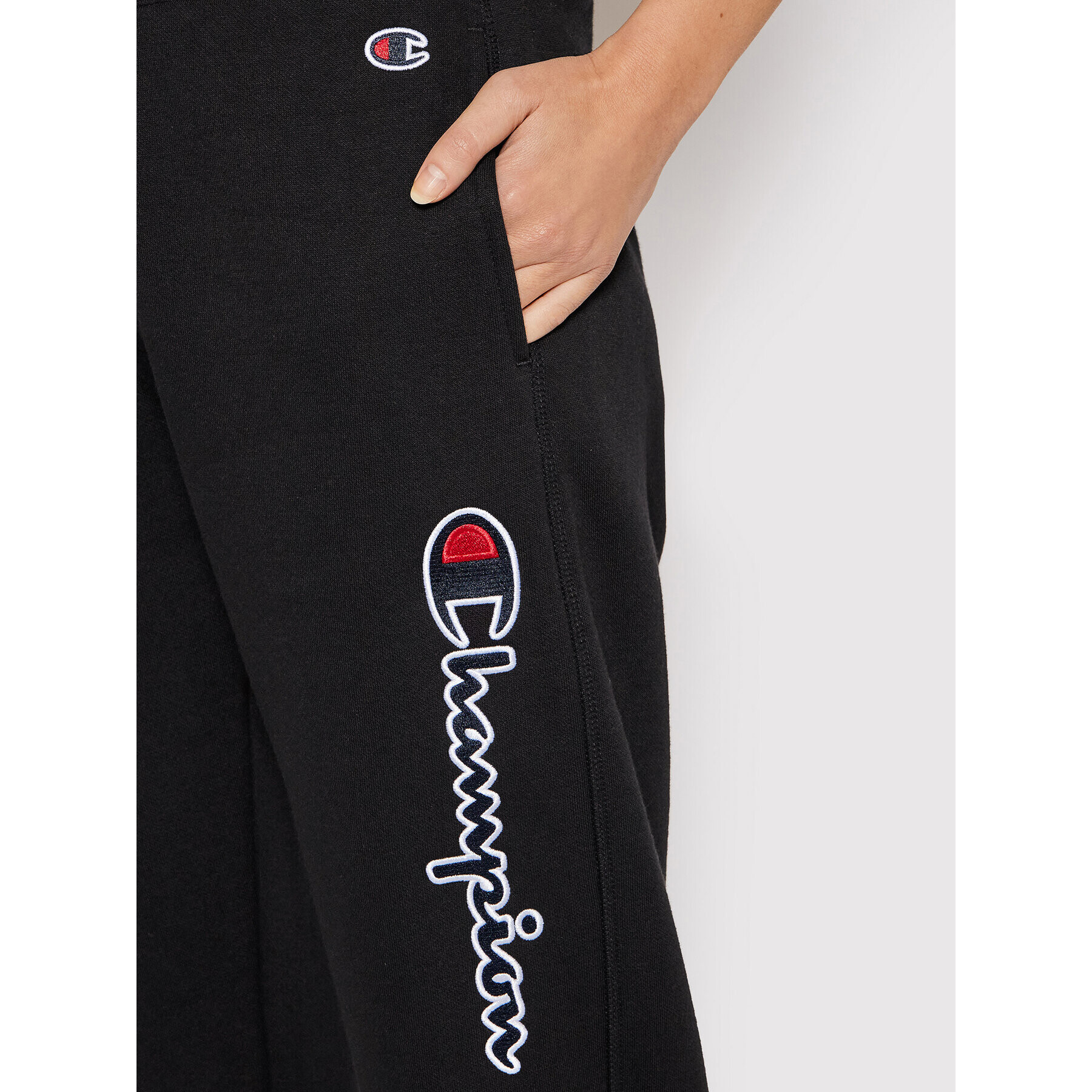 Champion Spodnji del trenirke Script Logo 114471 Črna Regular Fit - Pepit.si