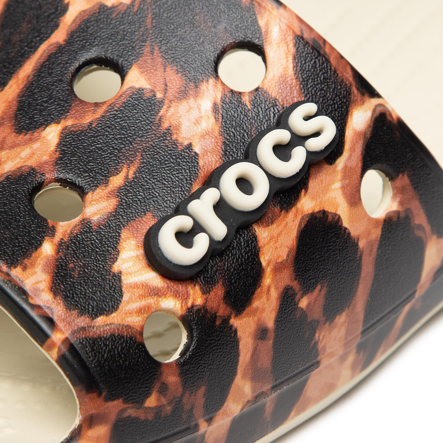 Crocs Natikači Classic Animal Remix Slide 207841 Bež - Pepit.si