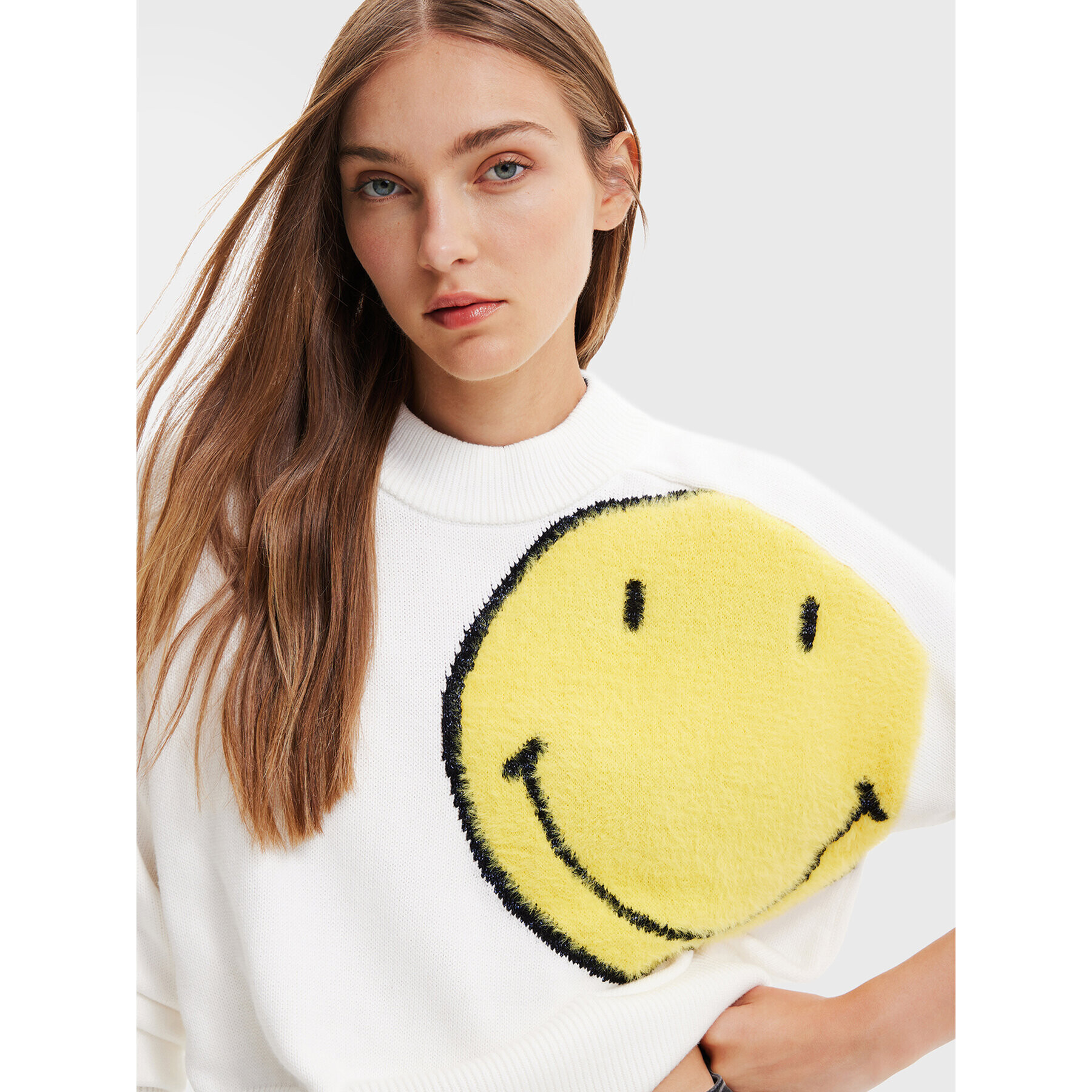 Desigual Pulover SMILEY 22WWJFA3 Bela Relaxed Fit - Pepit.si