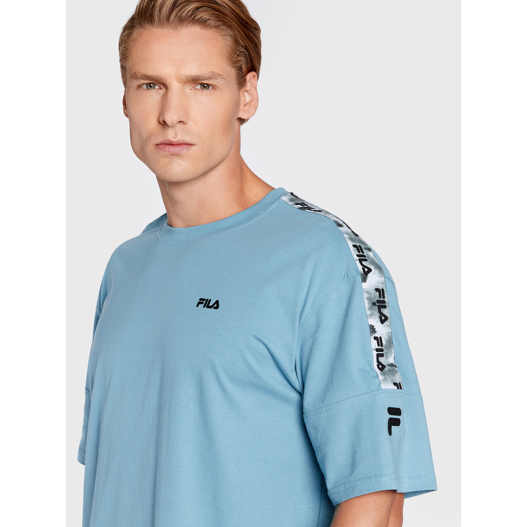 Fila Majica Brittnau FAM0194 Modra Relaxed Fit - Pepit.si