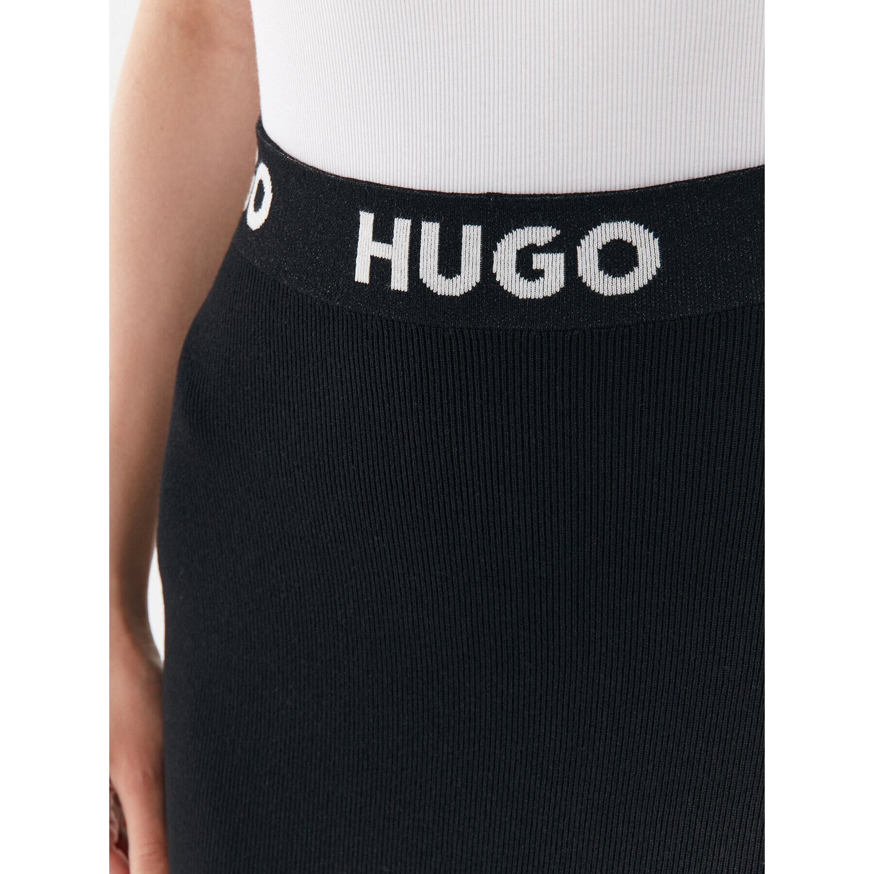 Hugo Ravno krilo Sarmola 50493756 Črna Slim Fit - Pepit.si