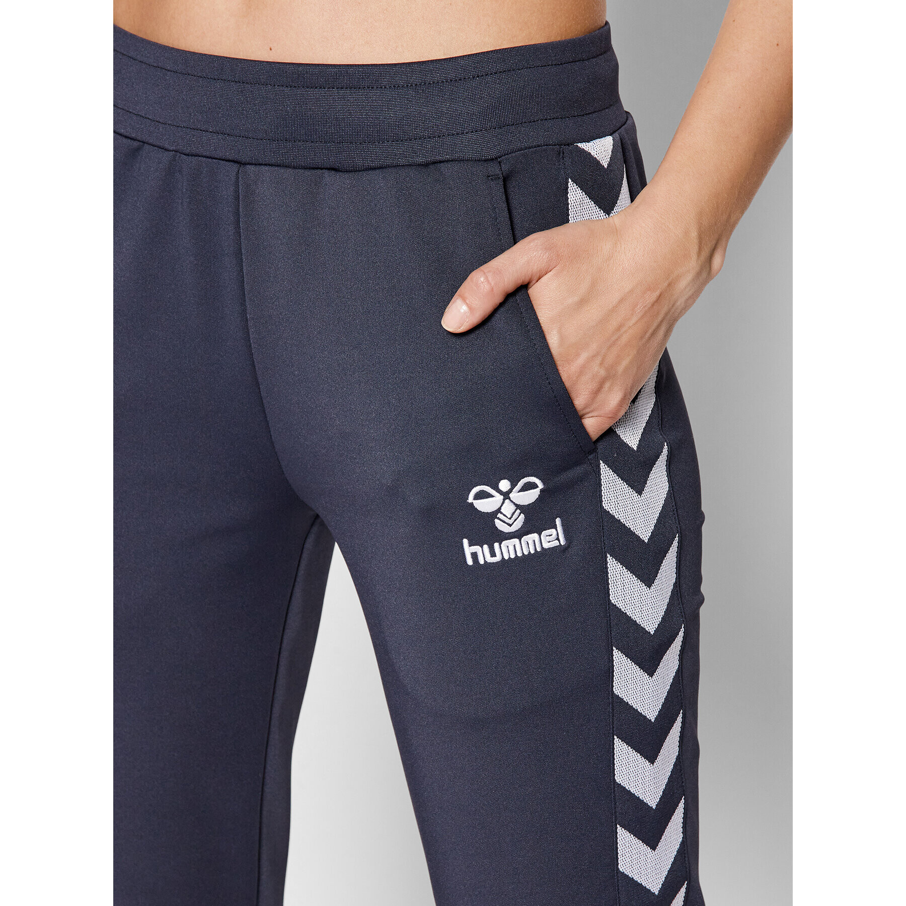 Hummel Spodnji del trenirke Nelly 2.0 211100 Mornarsko modra Tapered Fit - Pepit.si