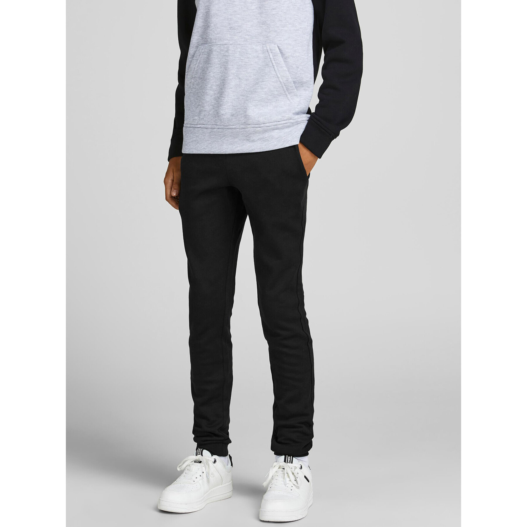 Jack&Jones Junior Spodnji del trenirke Basic 12190406 Črna Regular Fit - Pepit.si