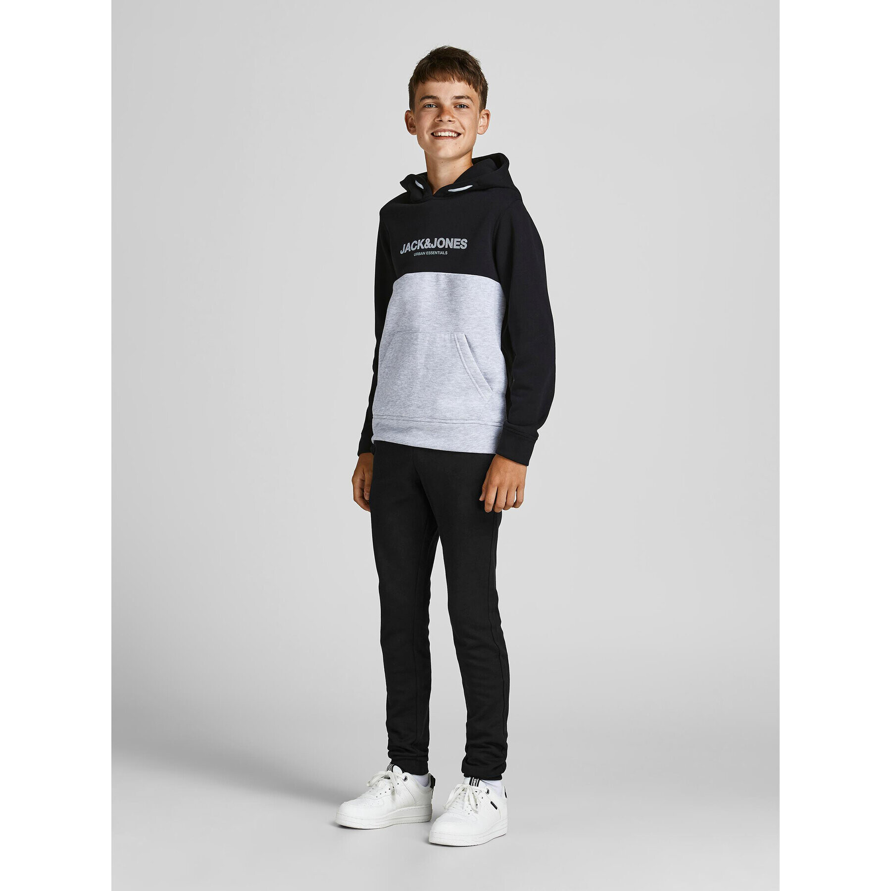 Jack&Jones Junior Spodnji del trenirke Basic 12190406 Črna Regular Fit - Pepit.si