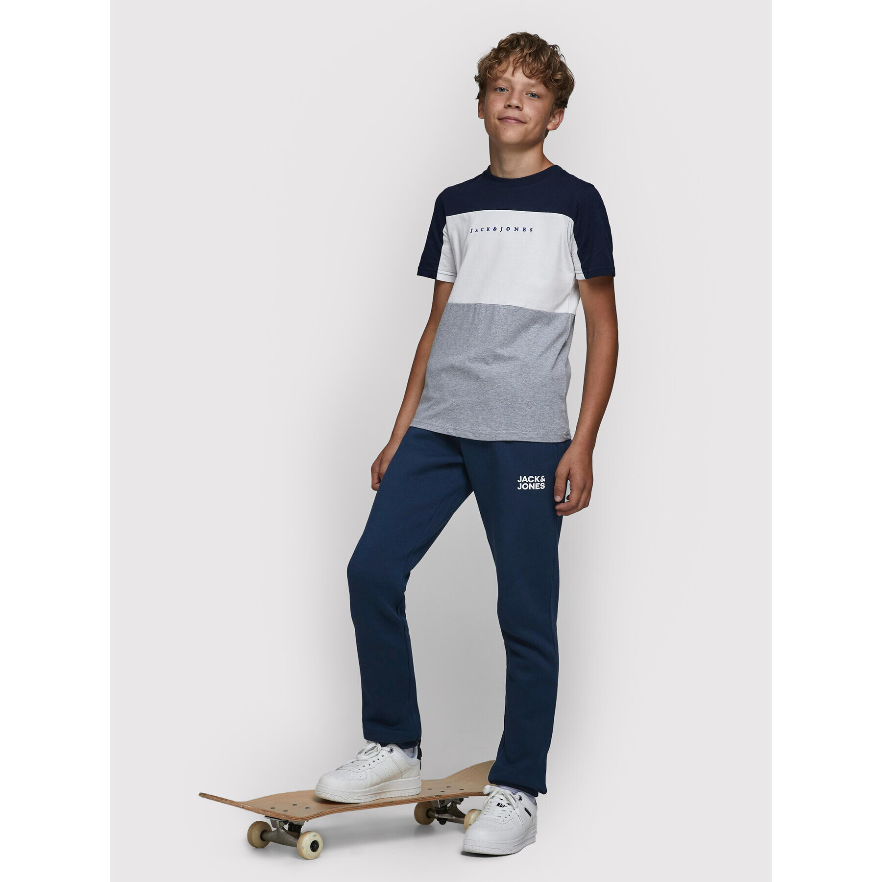 Jack&Jones Junior Spodnji del trenirke Gordon 12179798 Mornarsko modra Regular Fit - Pepit.si