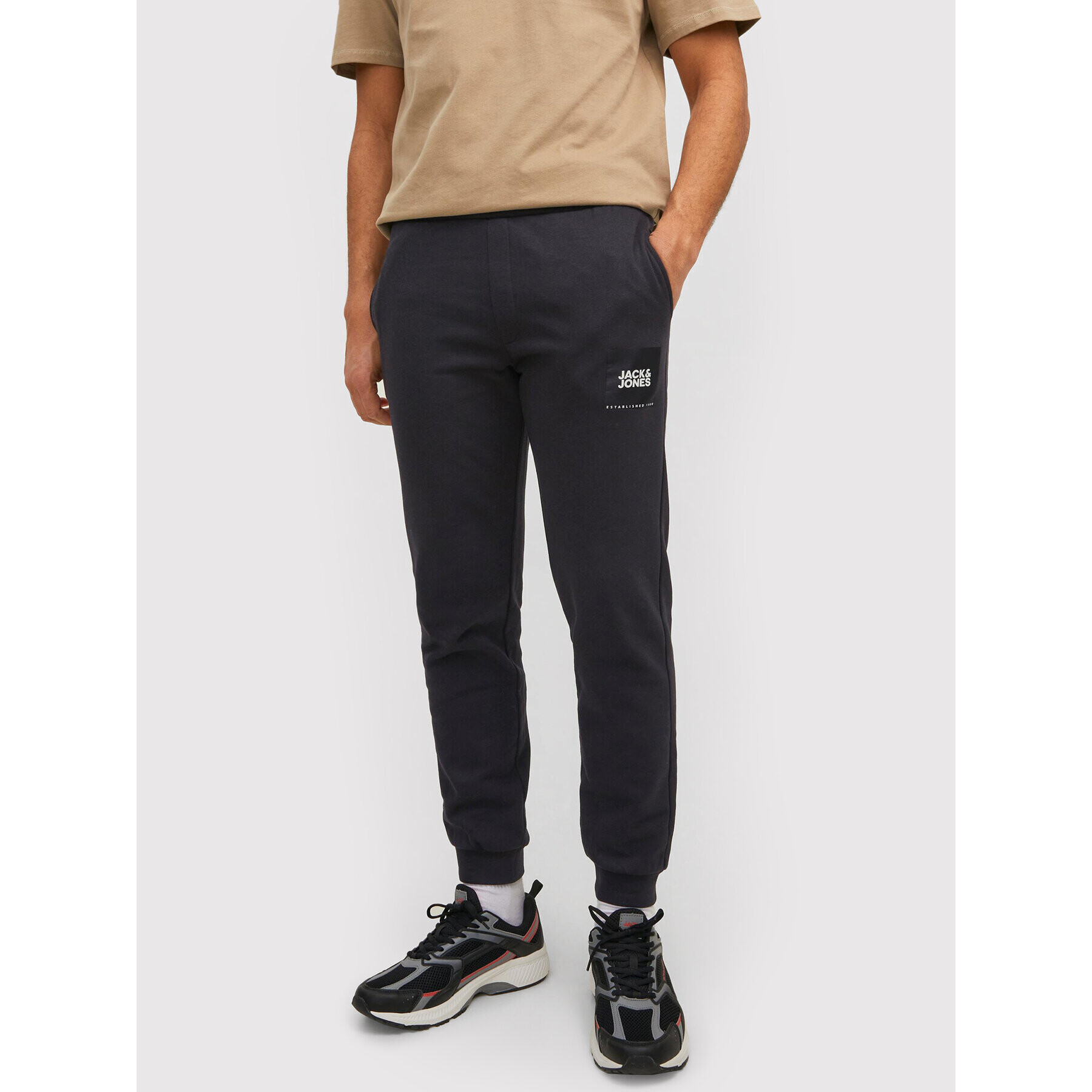 Jack&Jones Spodnji del trenirke Gordon 12213281 Črna Regular Fit - Pepit.si